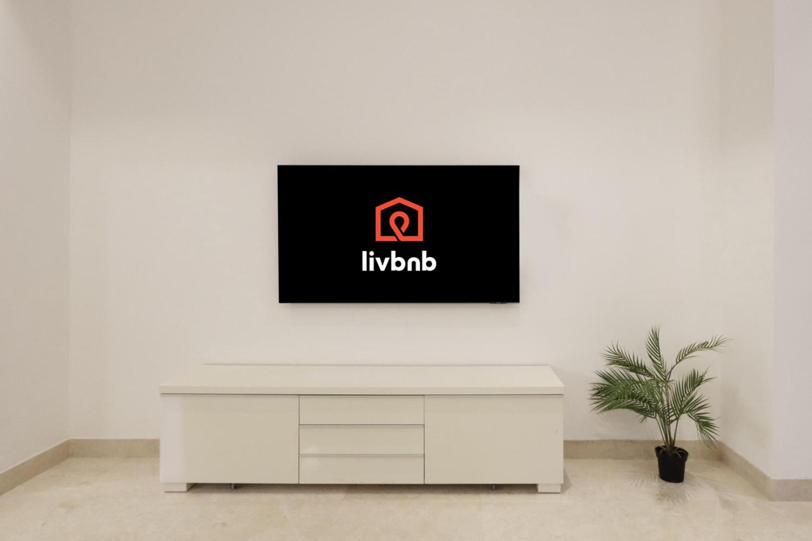 Livbnb- Modern Meets Comfort, With Balcony