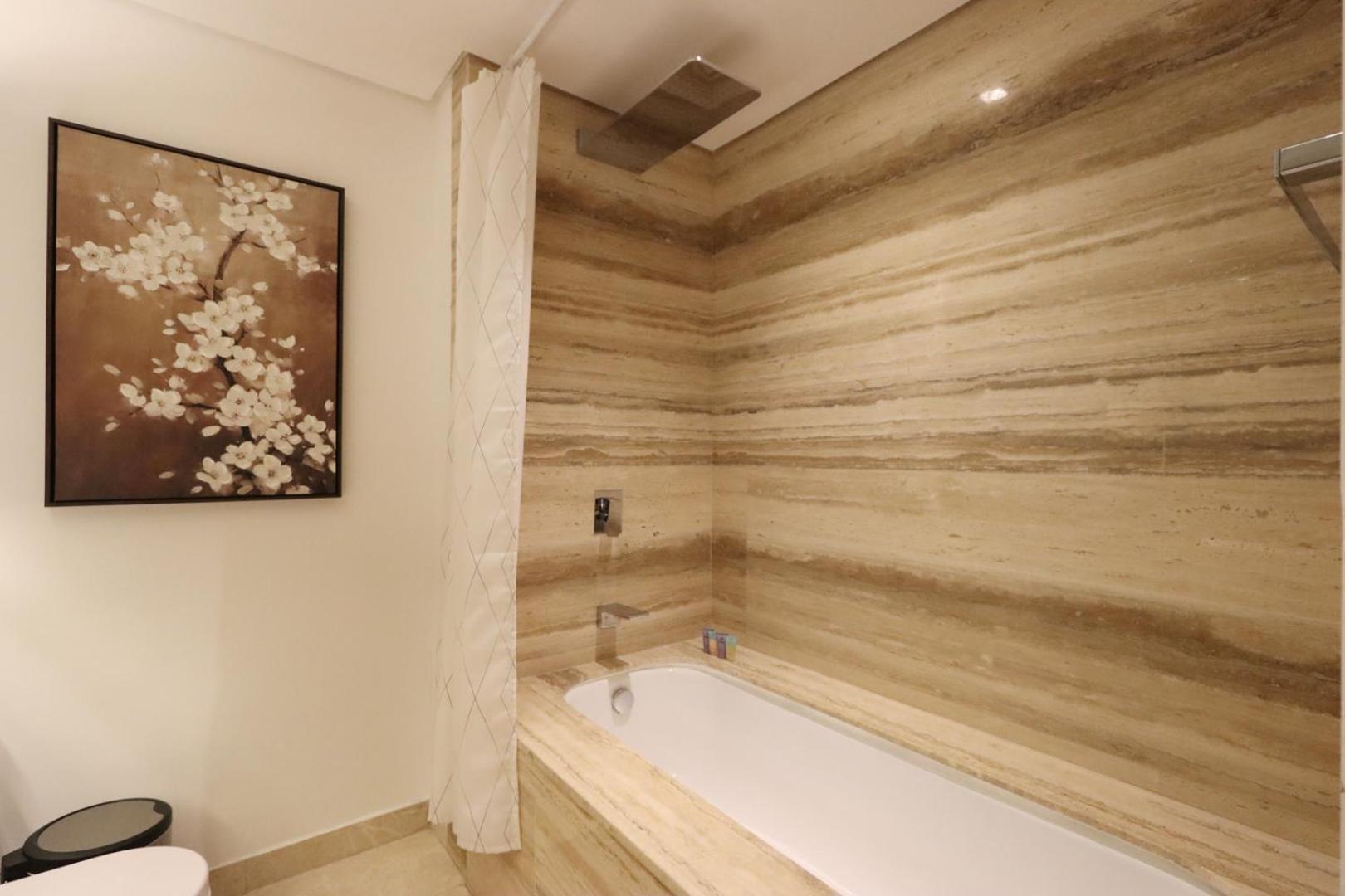 Livbnb- Modern Meets Comfort, With Balcony Apartment *