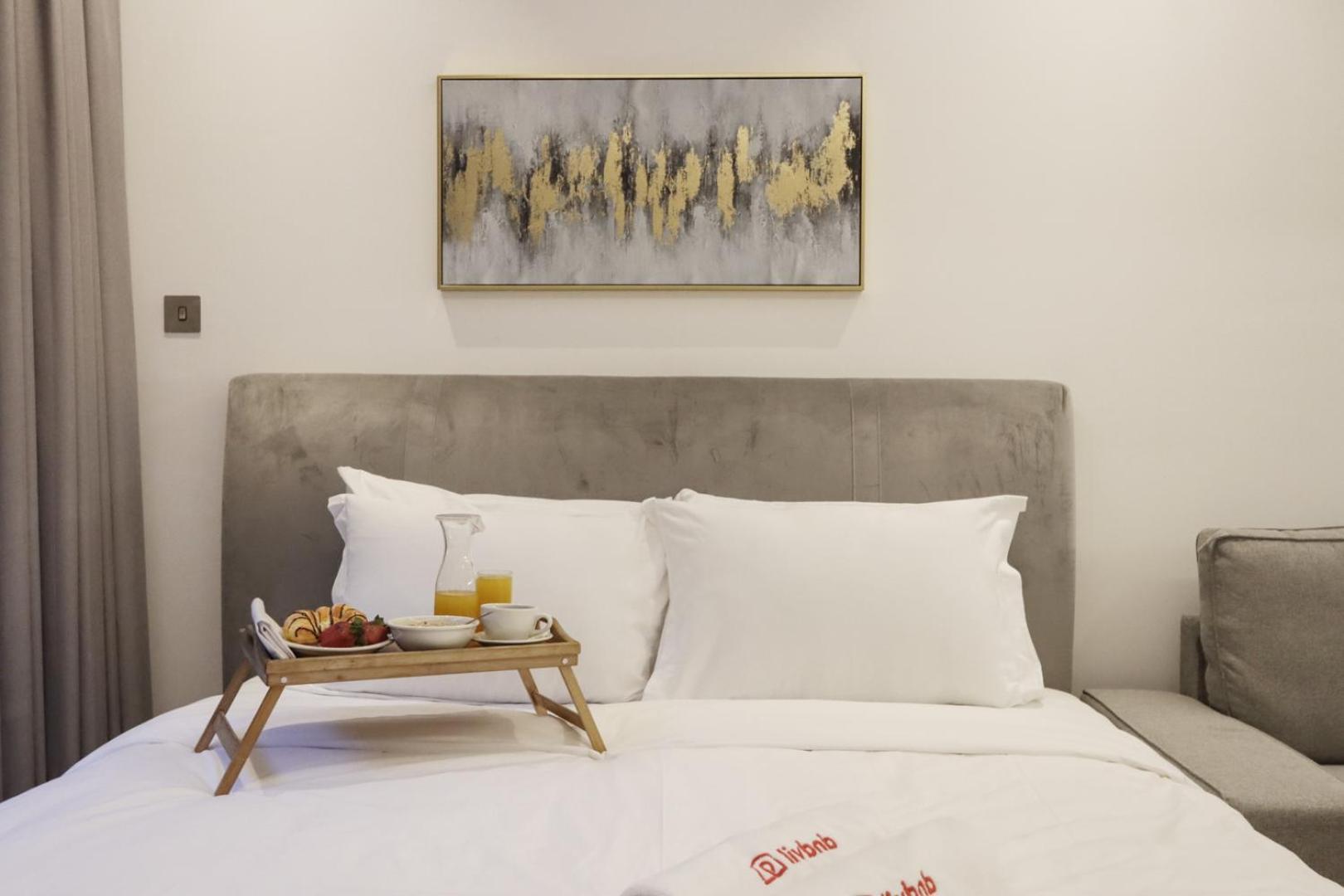 Livbnb- Modern Meets Comfort, With Balcony *