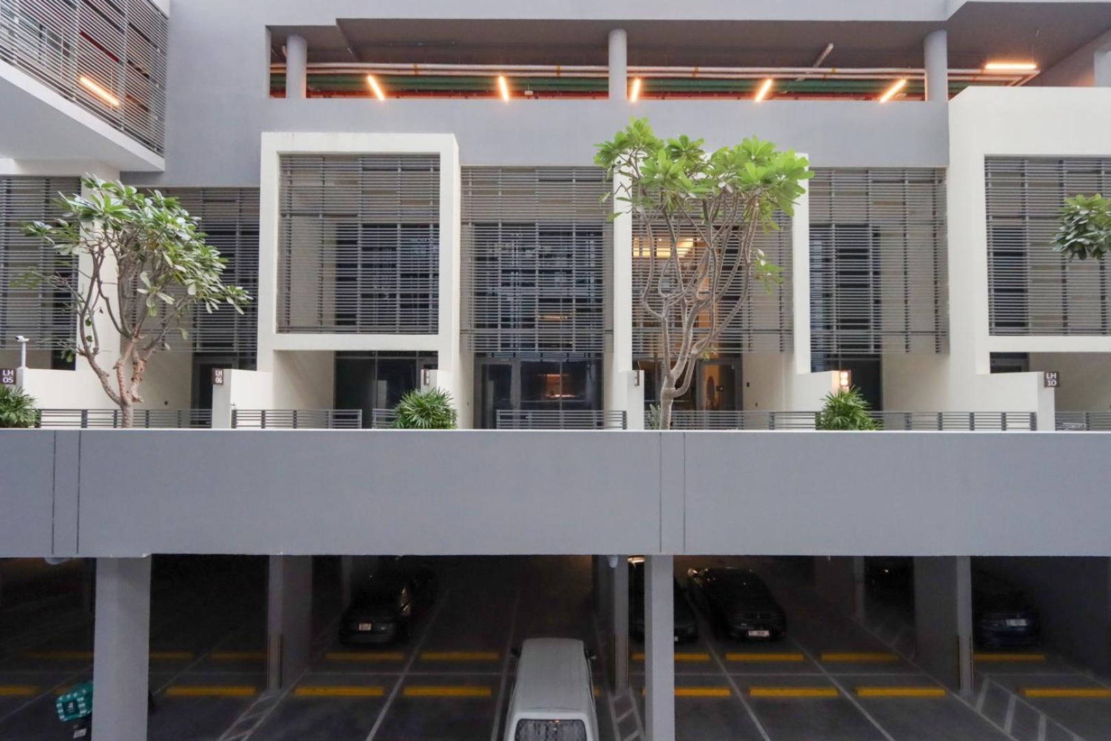 Livbnb- Modern Meets Comfort, With Balcony