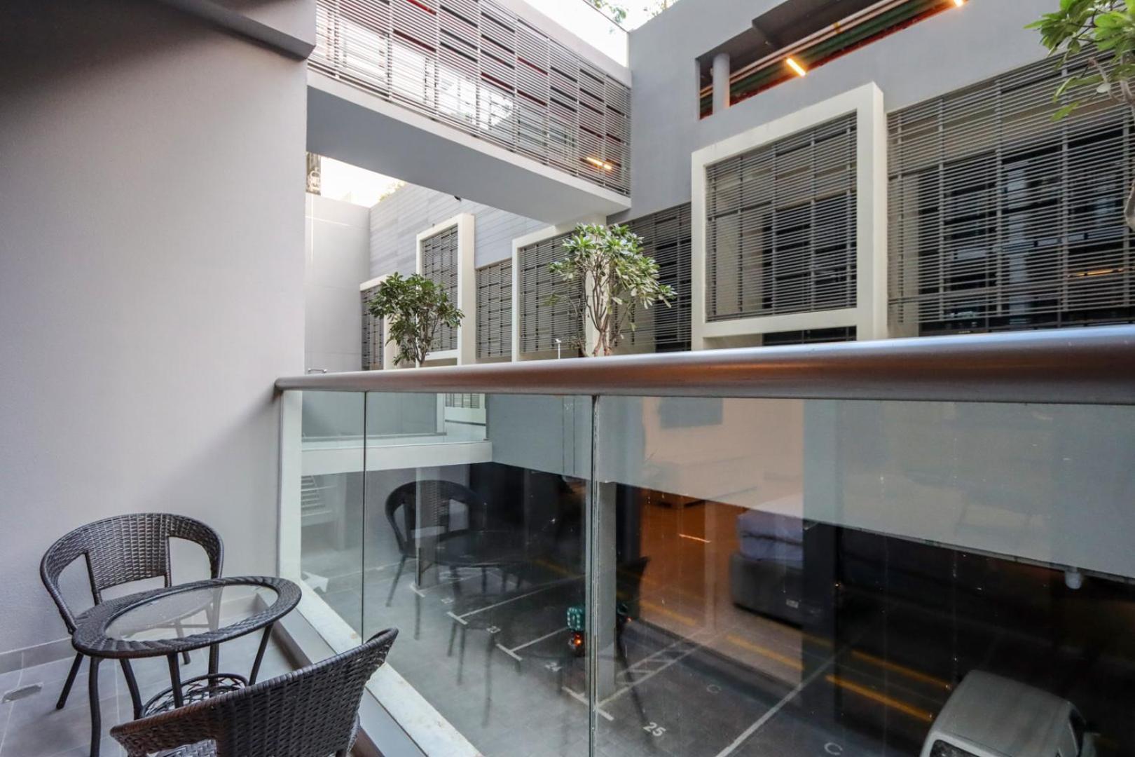 Livbnb- Modern Meets Comfort, With Balcony Apartment