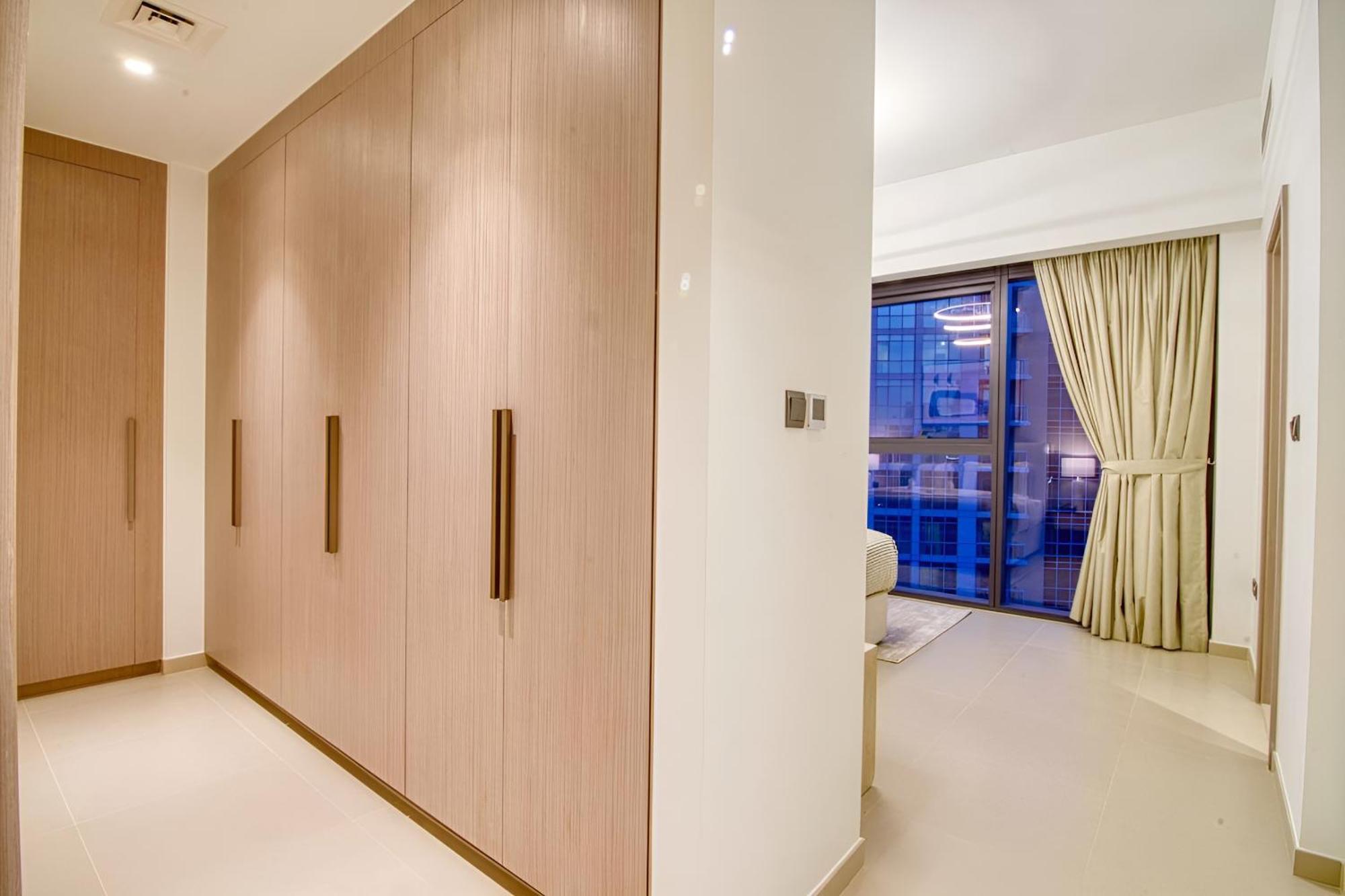 Apartment Expansive 7-bed Overlooking Burj & Fountains Dubai