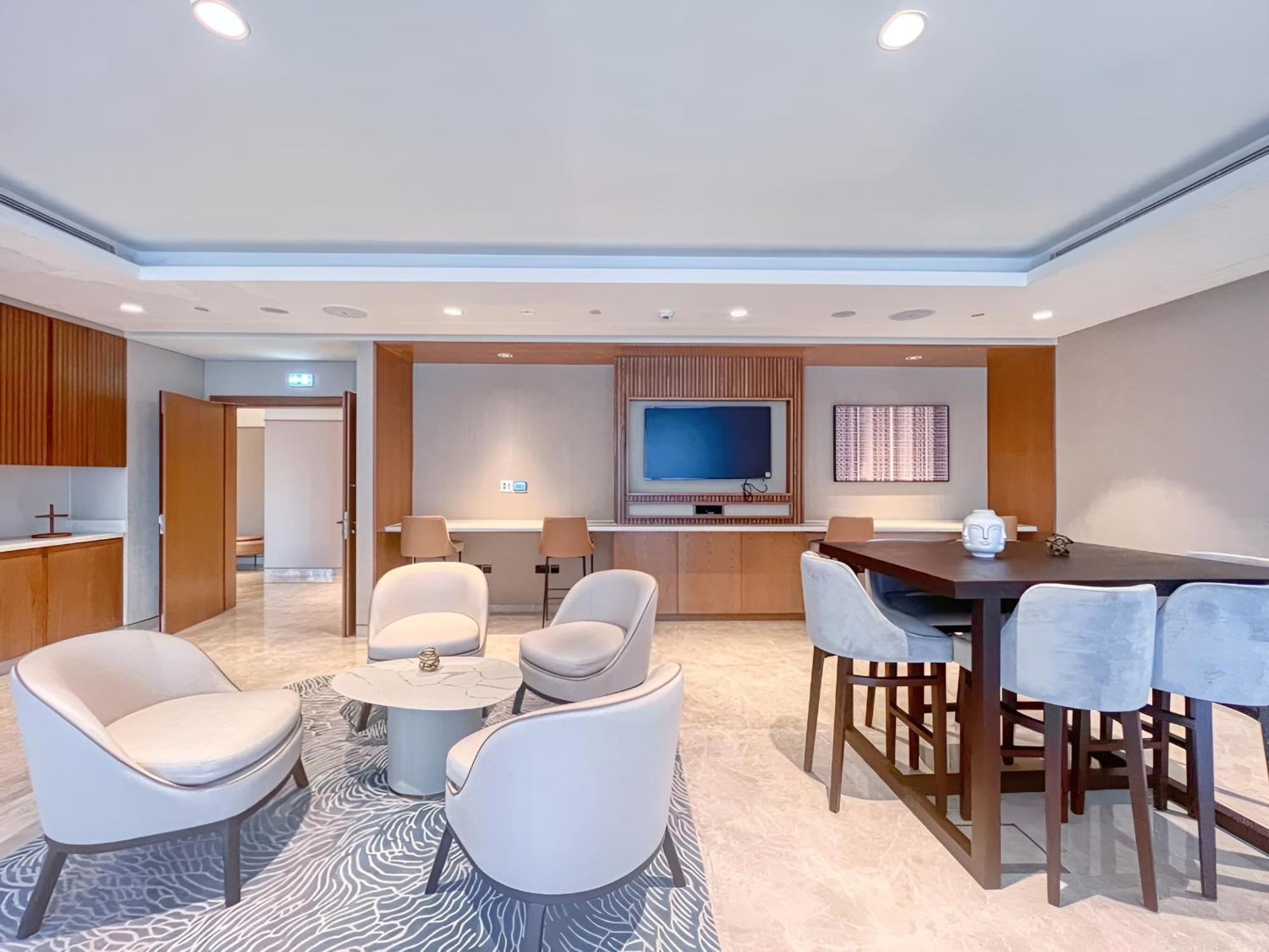 Expansive 7-bed Overlooking Burj & Fountains Apartment *