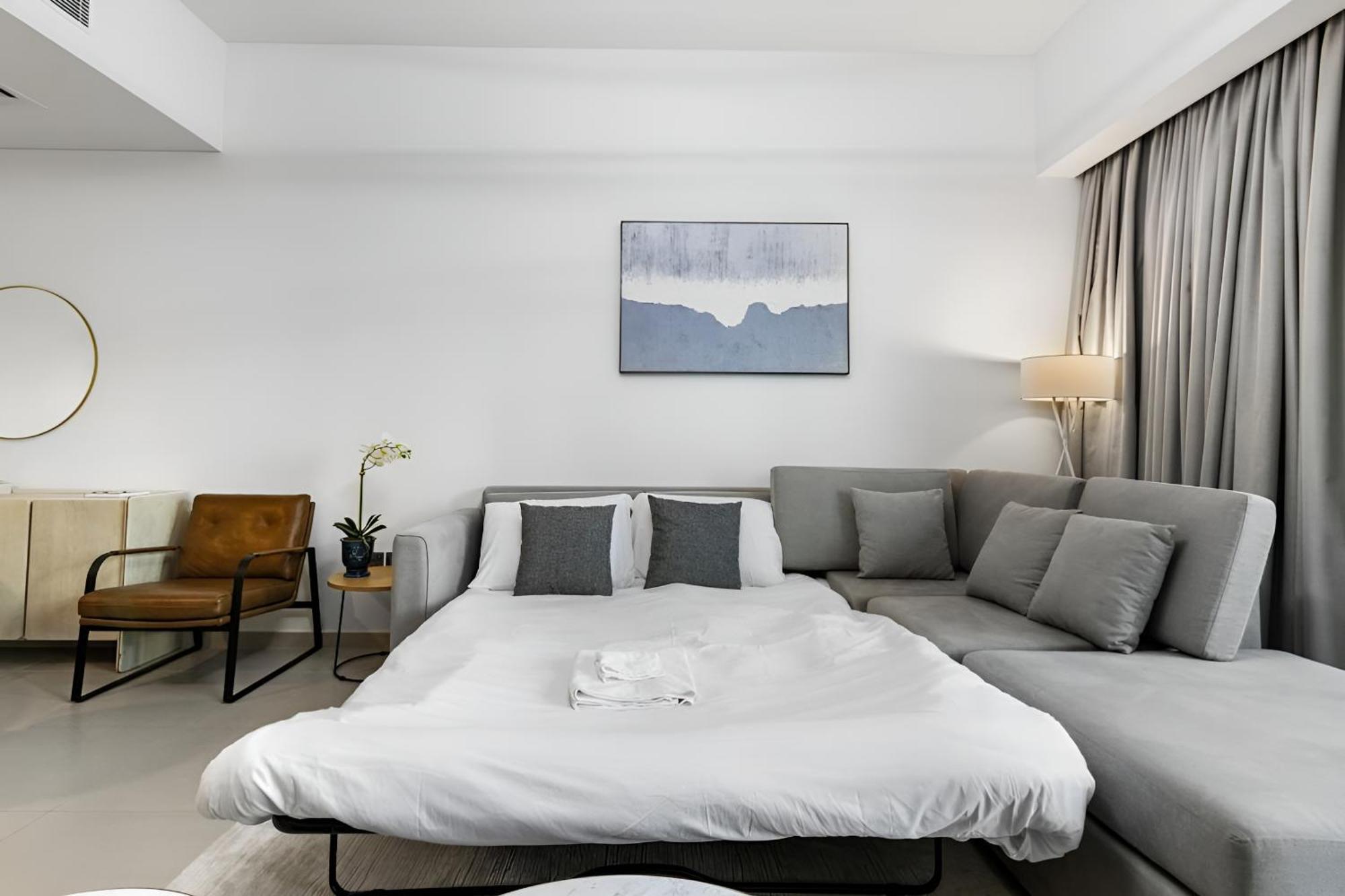 Expansive 7-bed Overlooking Burj & Fountains Dubai
