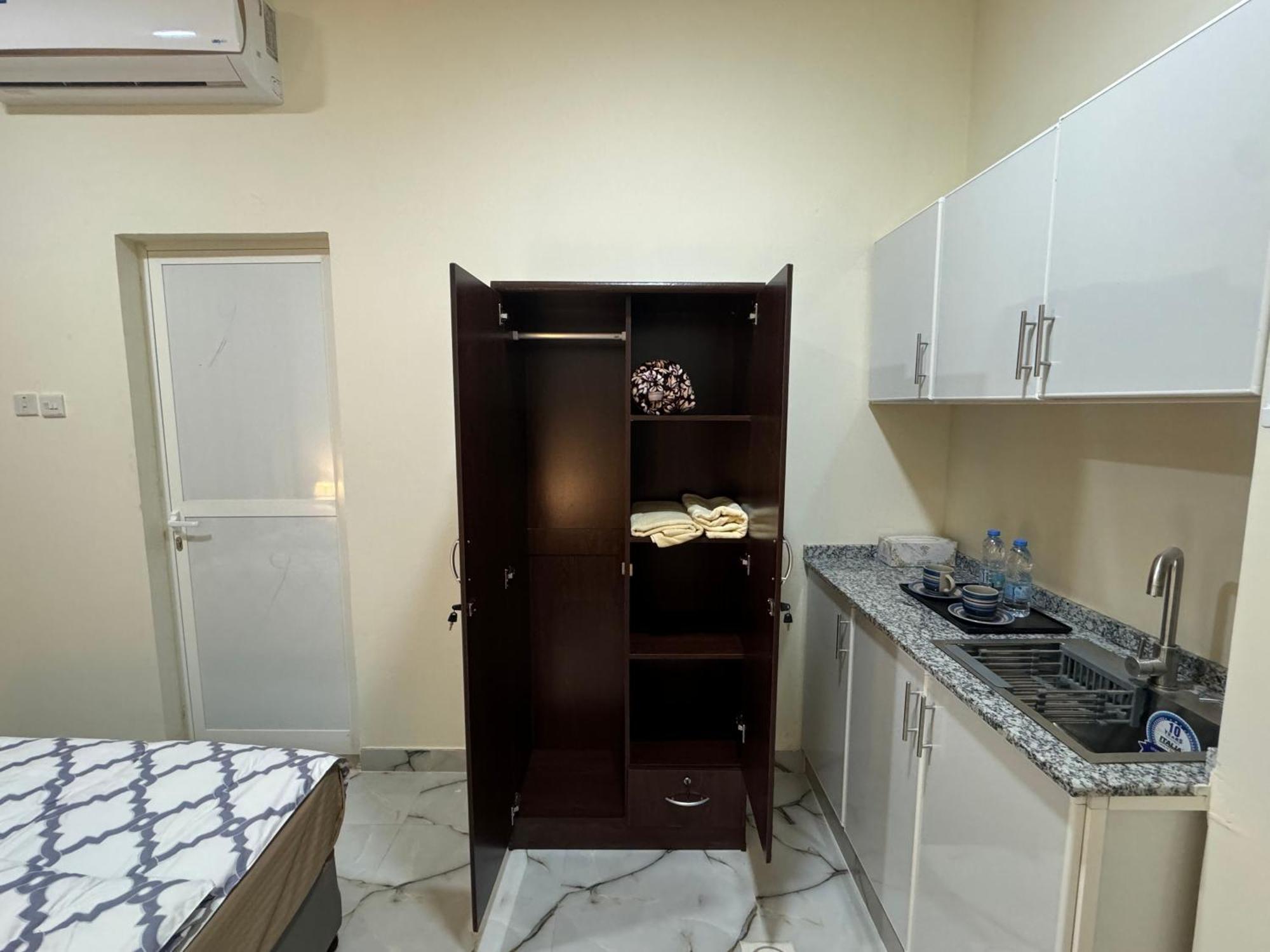 Homestay Brand New Independent Near Union Metro Station Dubai