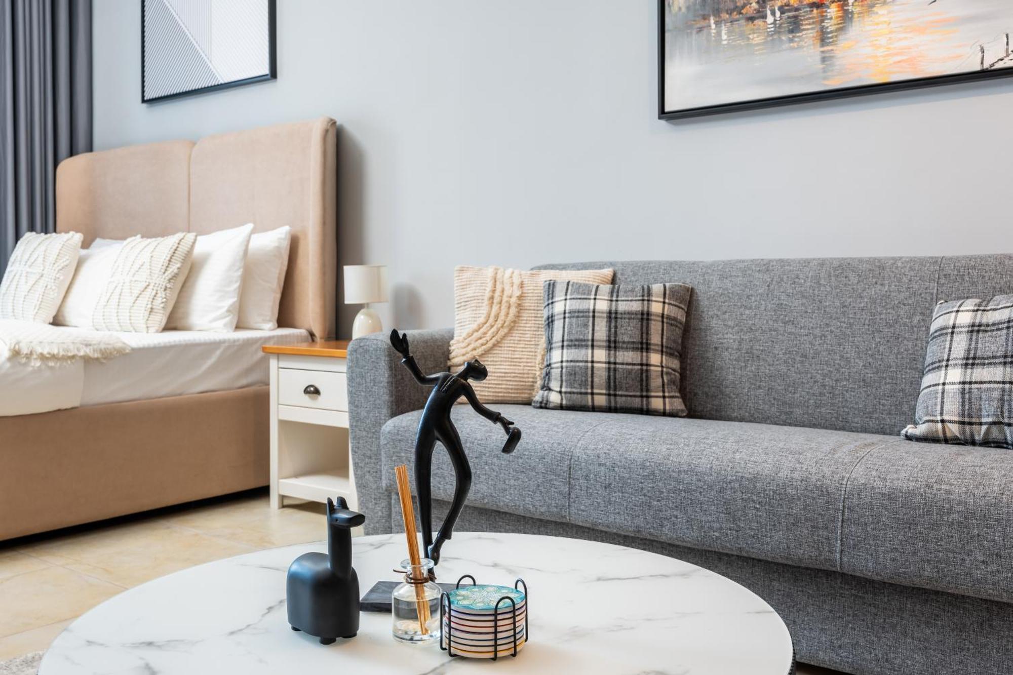Apartment Chic In Goldcrest Views, Jlt *