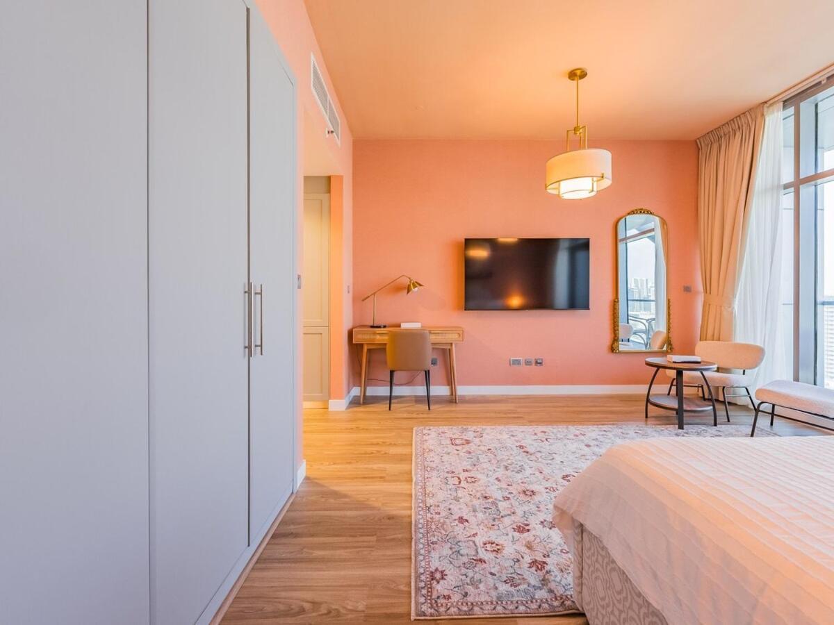 King Bed - Near Metro - Pool - Fast Wifi Apartment