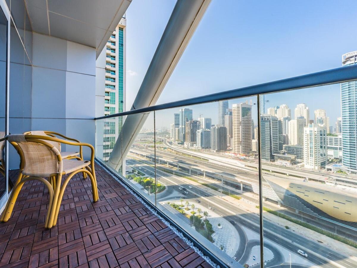 King Bed - Near Metro - Pool - Fast Wifi Dubai