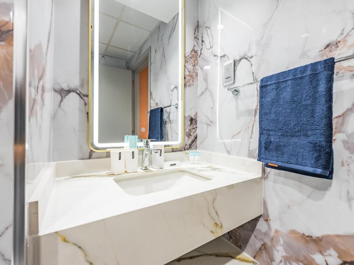 King Bed - Near Metro - Pool - Fast Wifi Apartment