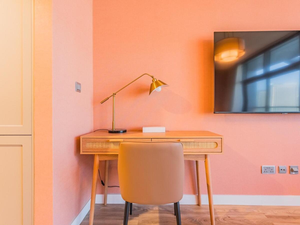King Bed - Near Metro - Pool - Fast Wifi * Dubai