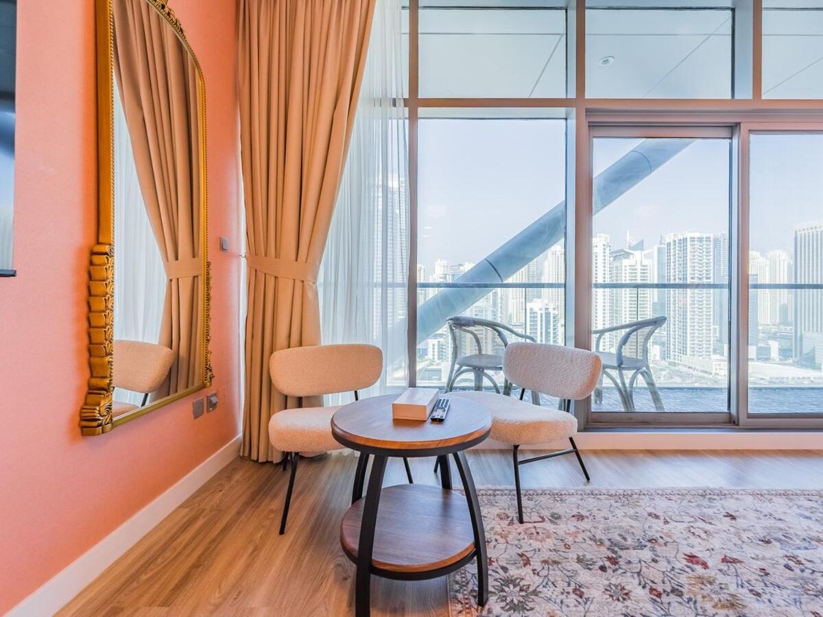 King Bed - Near Metro - Pool - Fast Wifi Apartment
