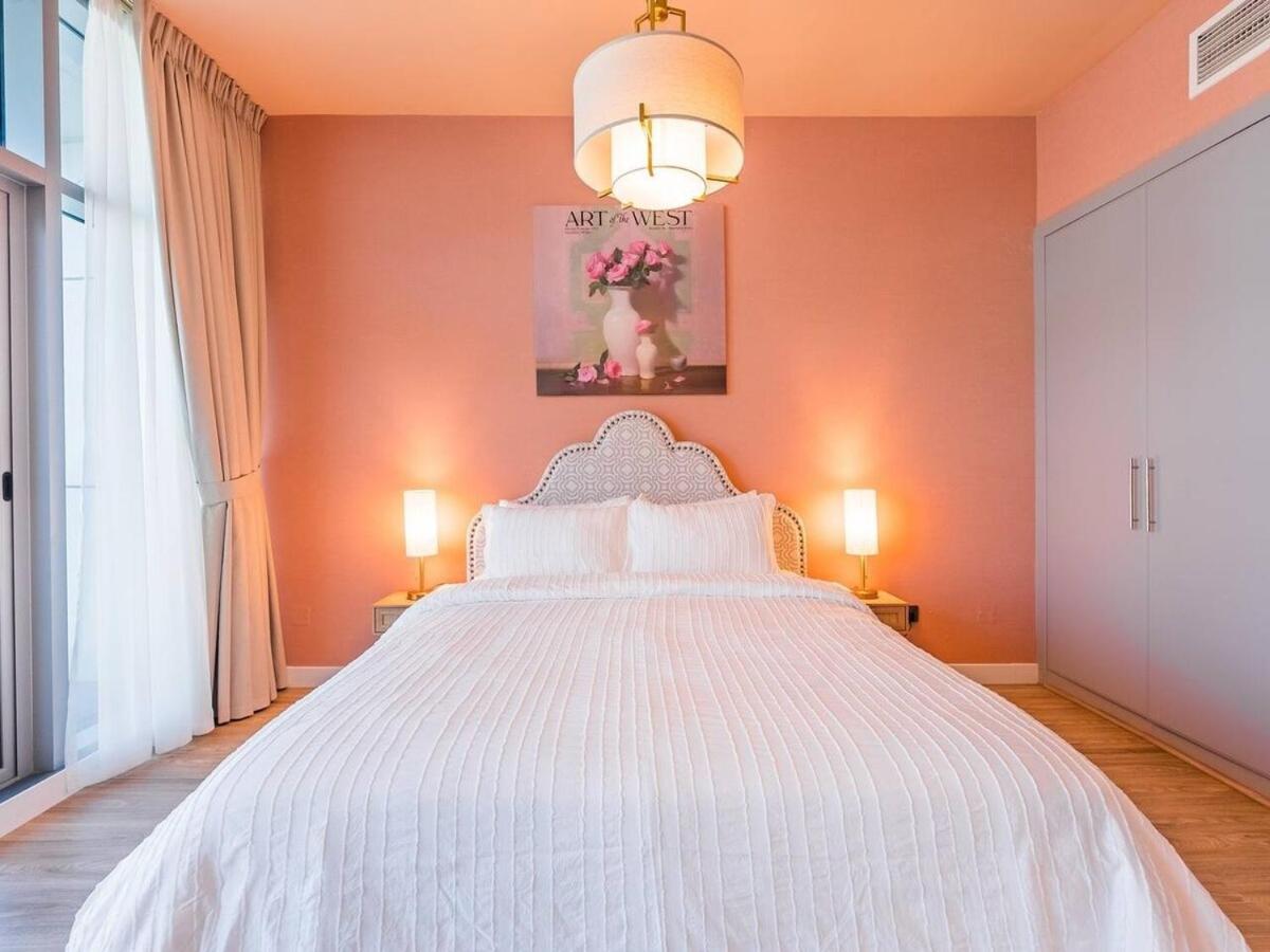 King Bed - Near Metro - Pool - Fast Wifi * Dubai