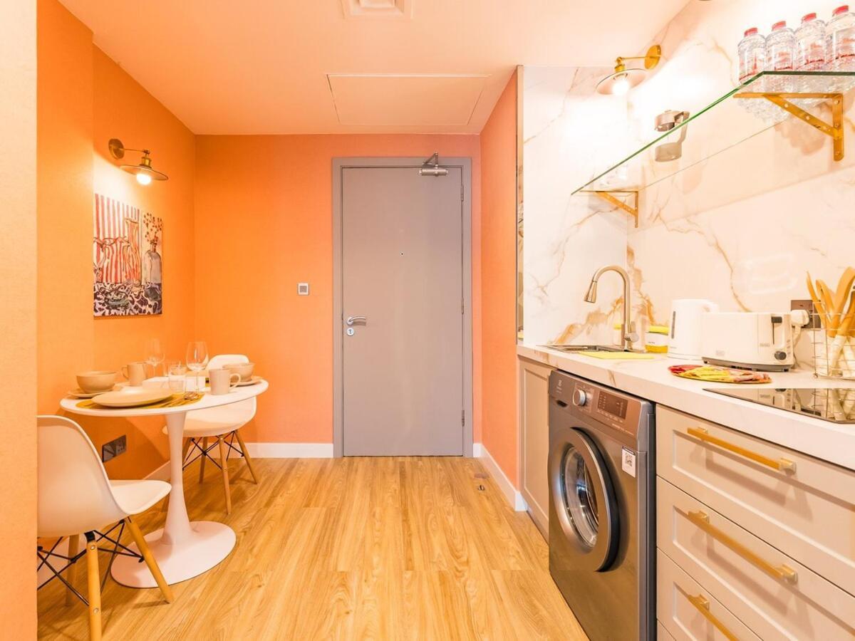 King Bed - Near Metro - Pool - Fast Wifi *