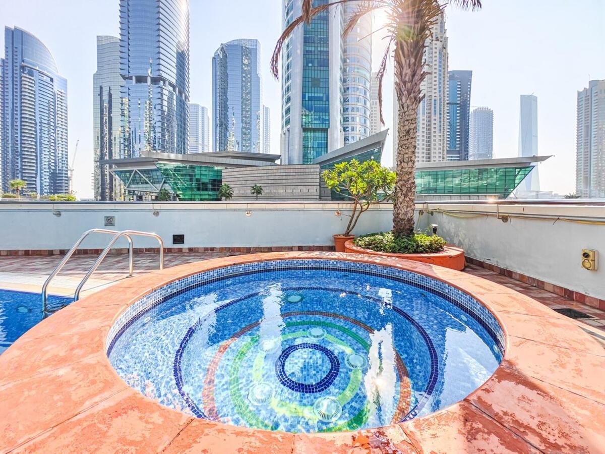 King Bed - Near Metro - Pool - Fast Wifi Apartment