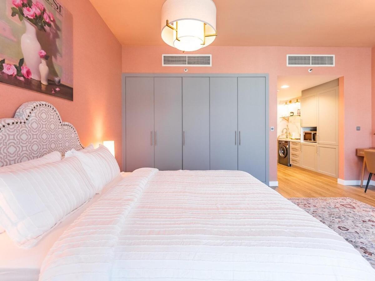 King Bed - Near Metro - Pool - Fast Wifi Apartment *