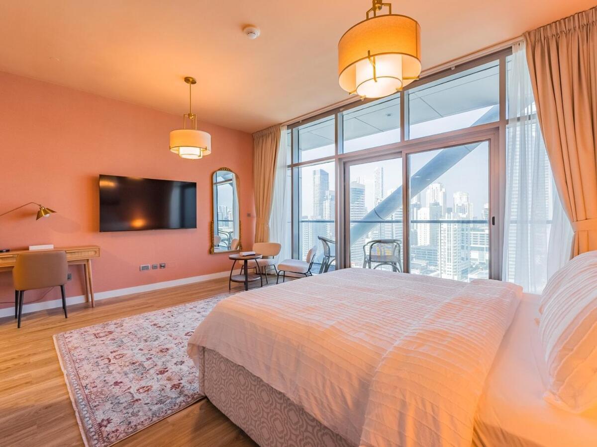 King Bed - Near Metro - Pool - Fast Wifi Dubai