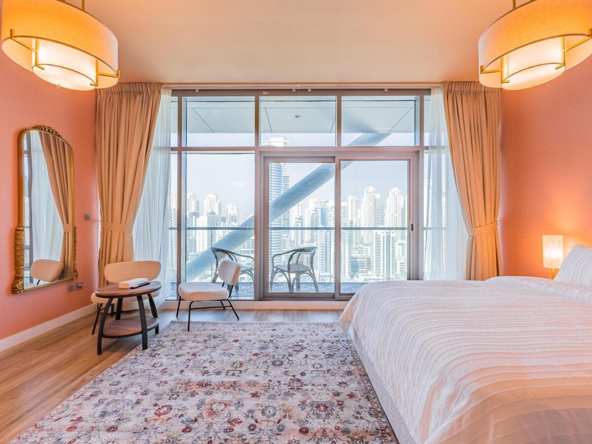 King Bed - Near Metro - Pool - Fast Wifi Apartment
