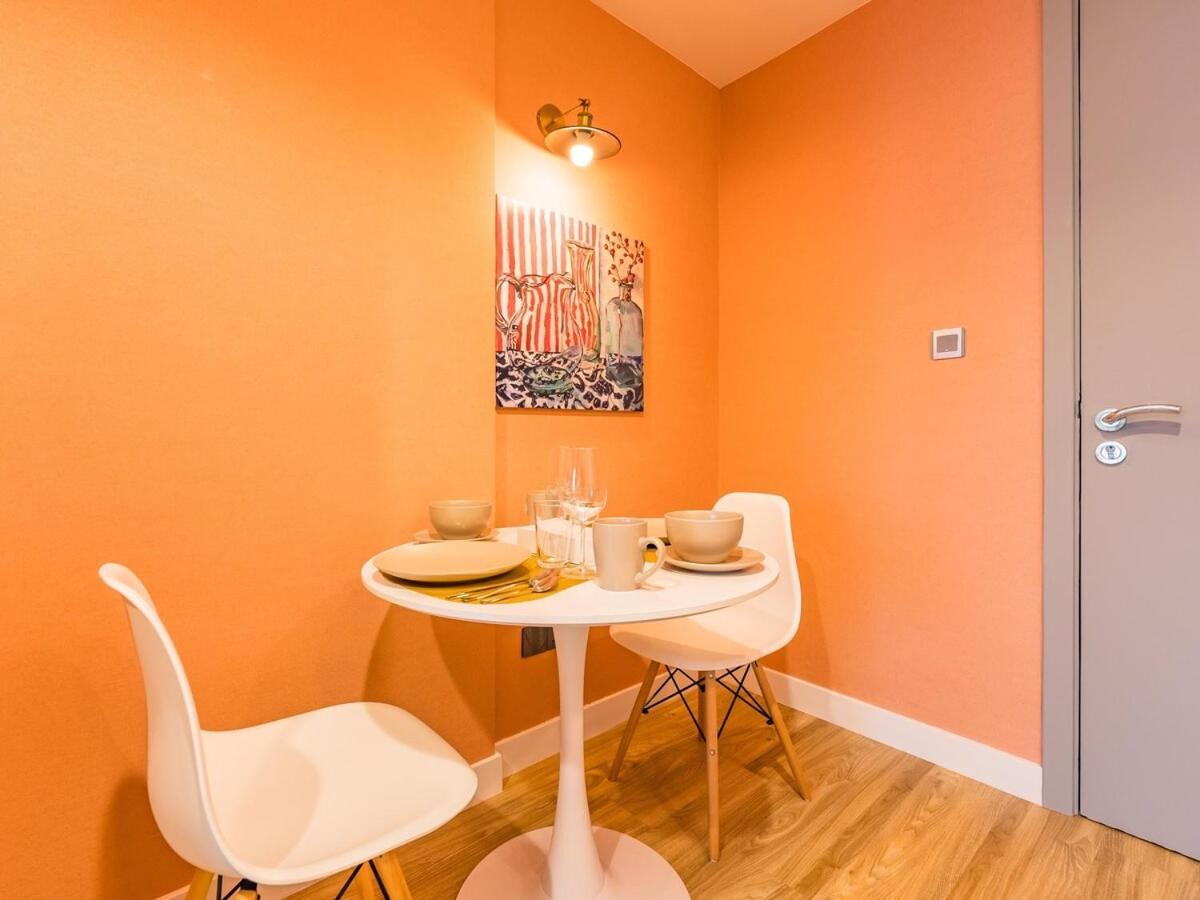 King Bed - Near Metro - Pool - Fast Wifi Apartment Dubai