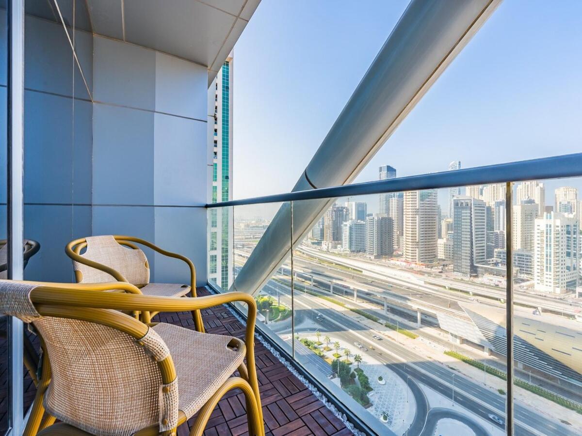 King Bed - Near Metro - Pool - Fast Wifi Dubai