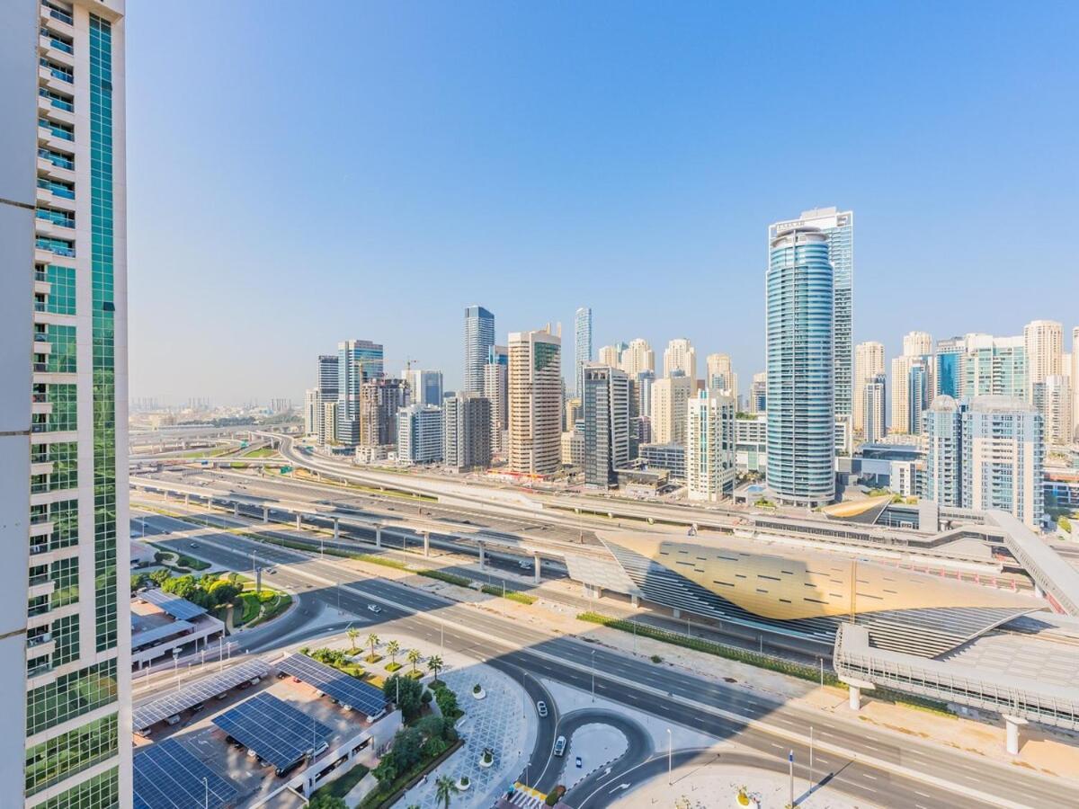 King Bed - Near Metro - Pool - Fast Wifi Dubai