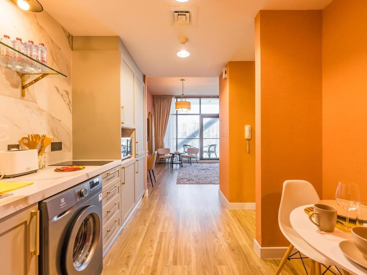 King Bed - Near Metro - Pool - Fast Wifi Apartment Dubai