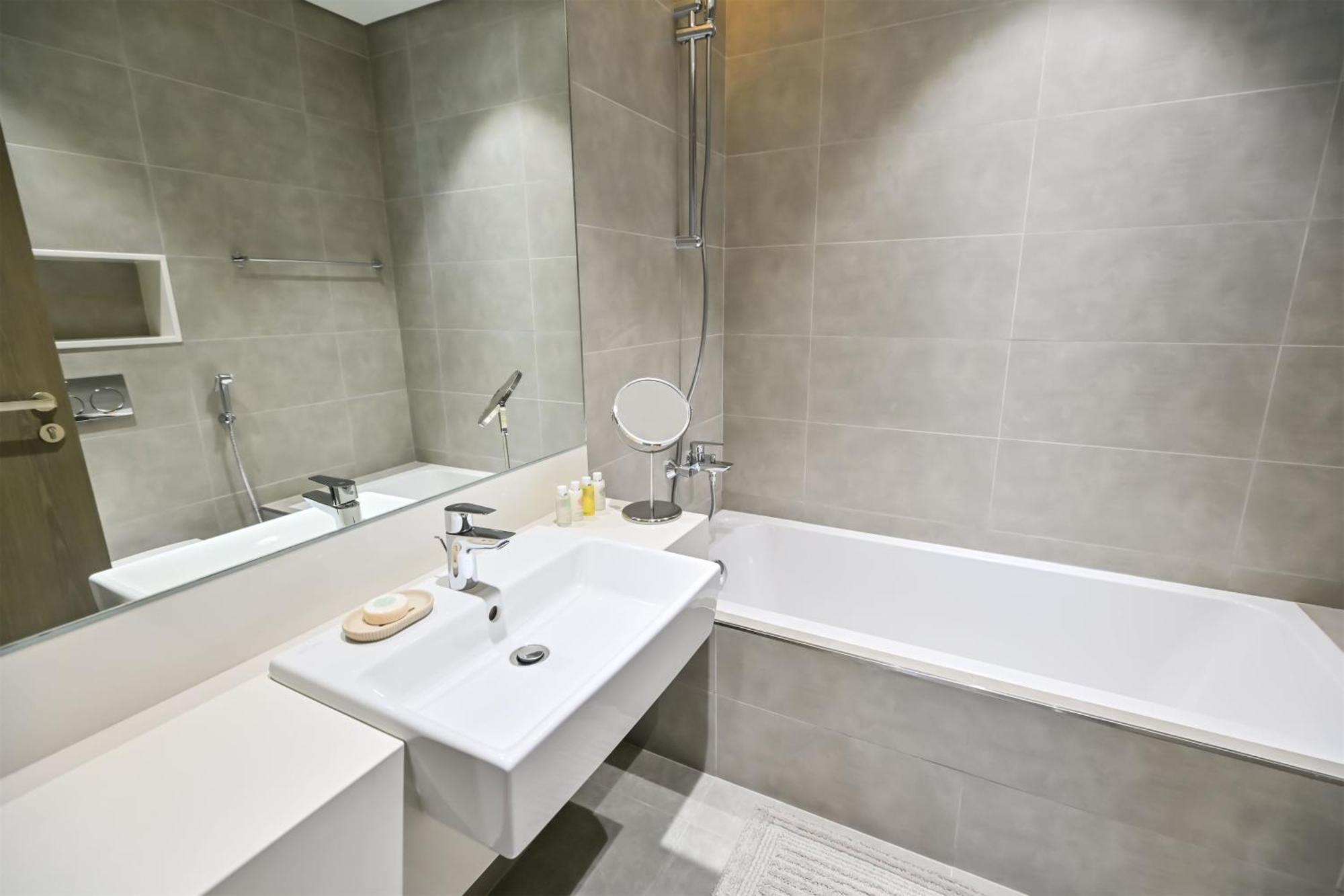 Apartment 1br Escape By The Lagoon In District One Meydan *