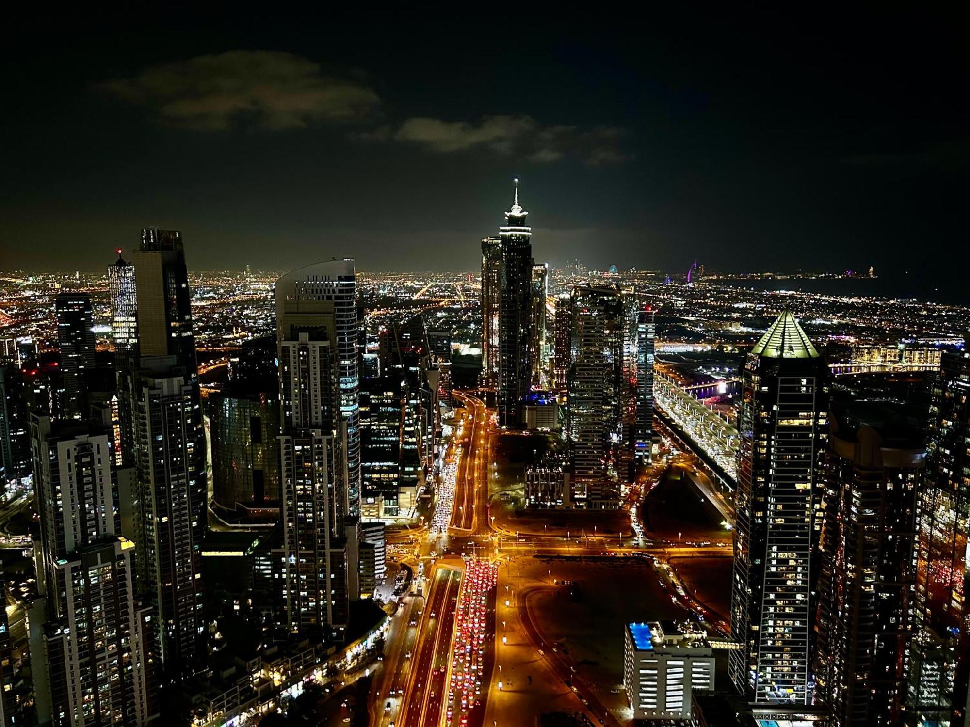Downtown Skyline & Burj Khalifa Views Apartment *