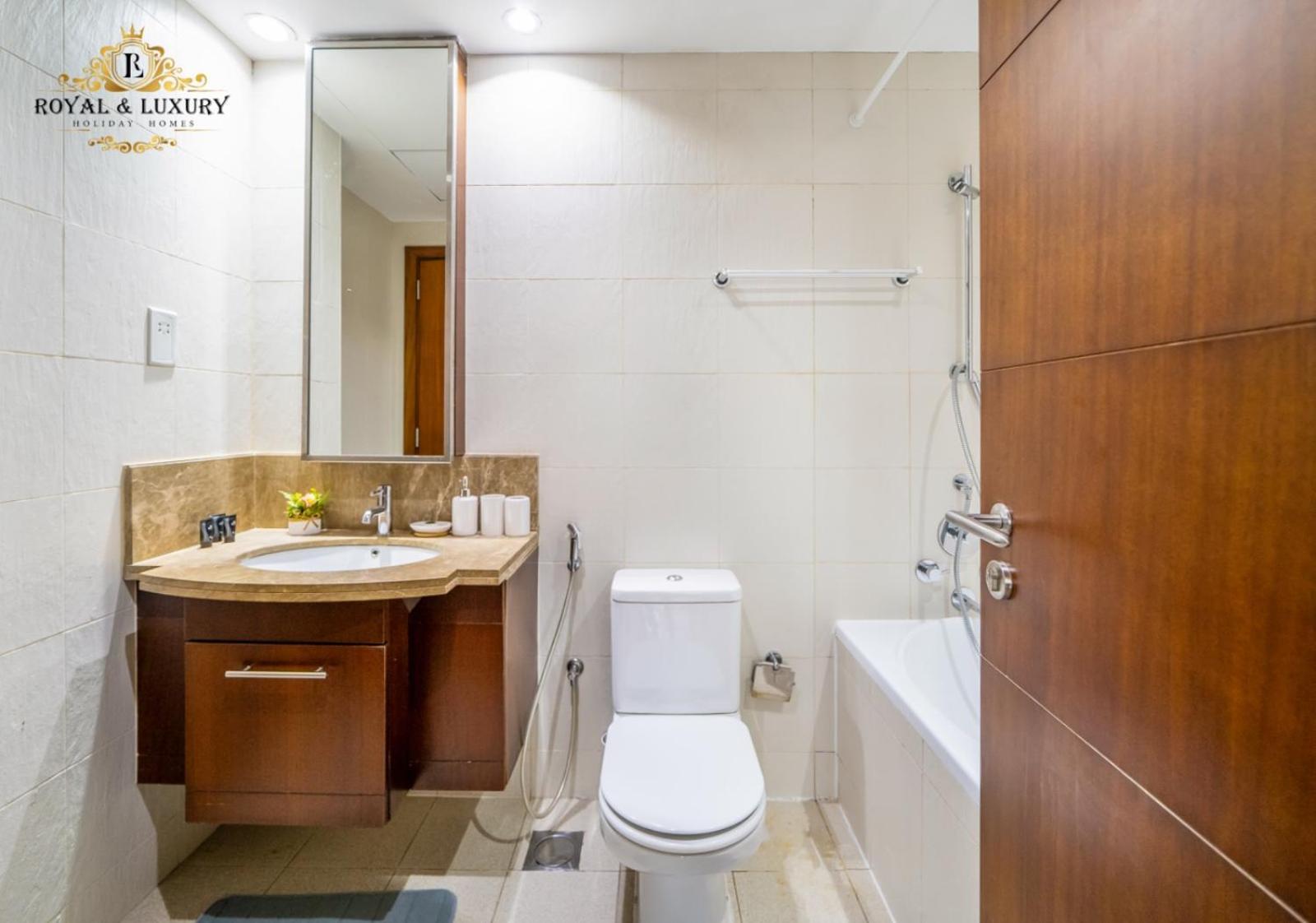 Chic 1-bedroom Haven In Standpoint A Tower, Downtown *