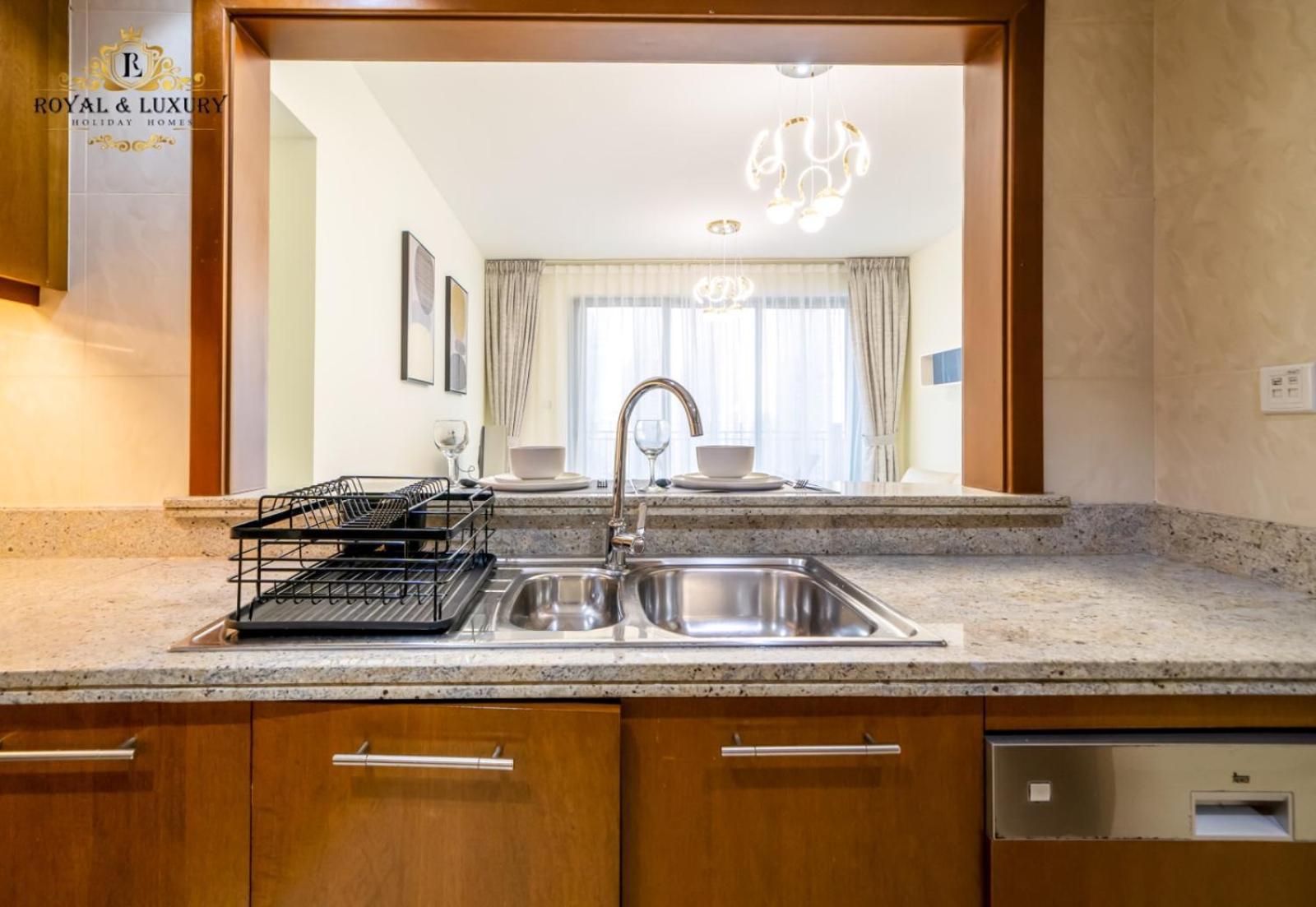 Chic 1-bedroom Haven In Standpoint A Tower, Downtown *