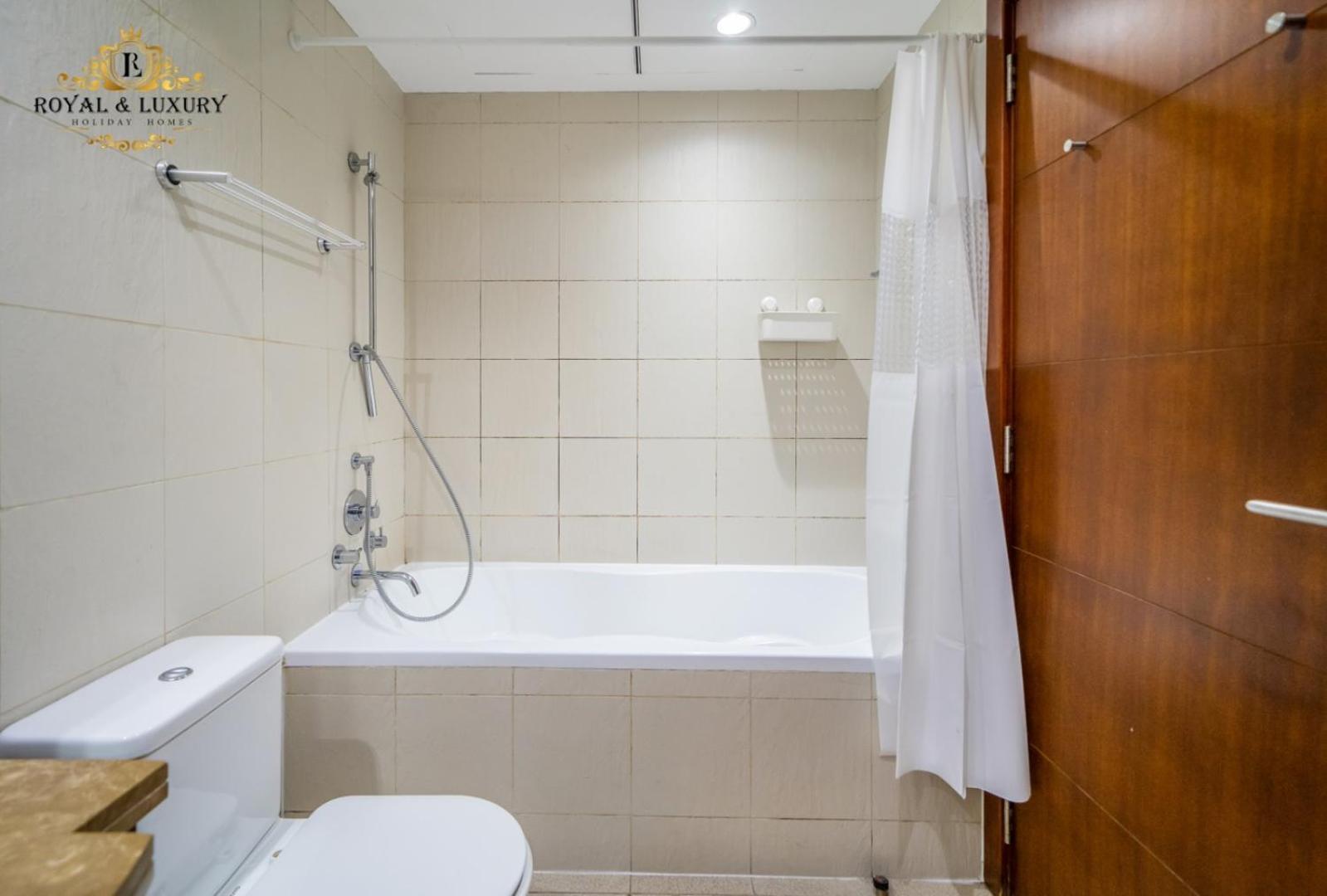 Chic 1-bedroom Haven In Standpoint A Tower, Downtown Apartment