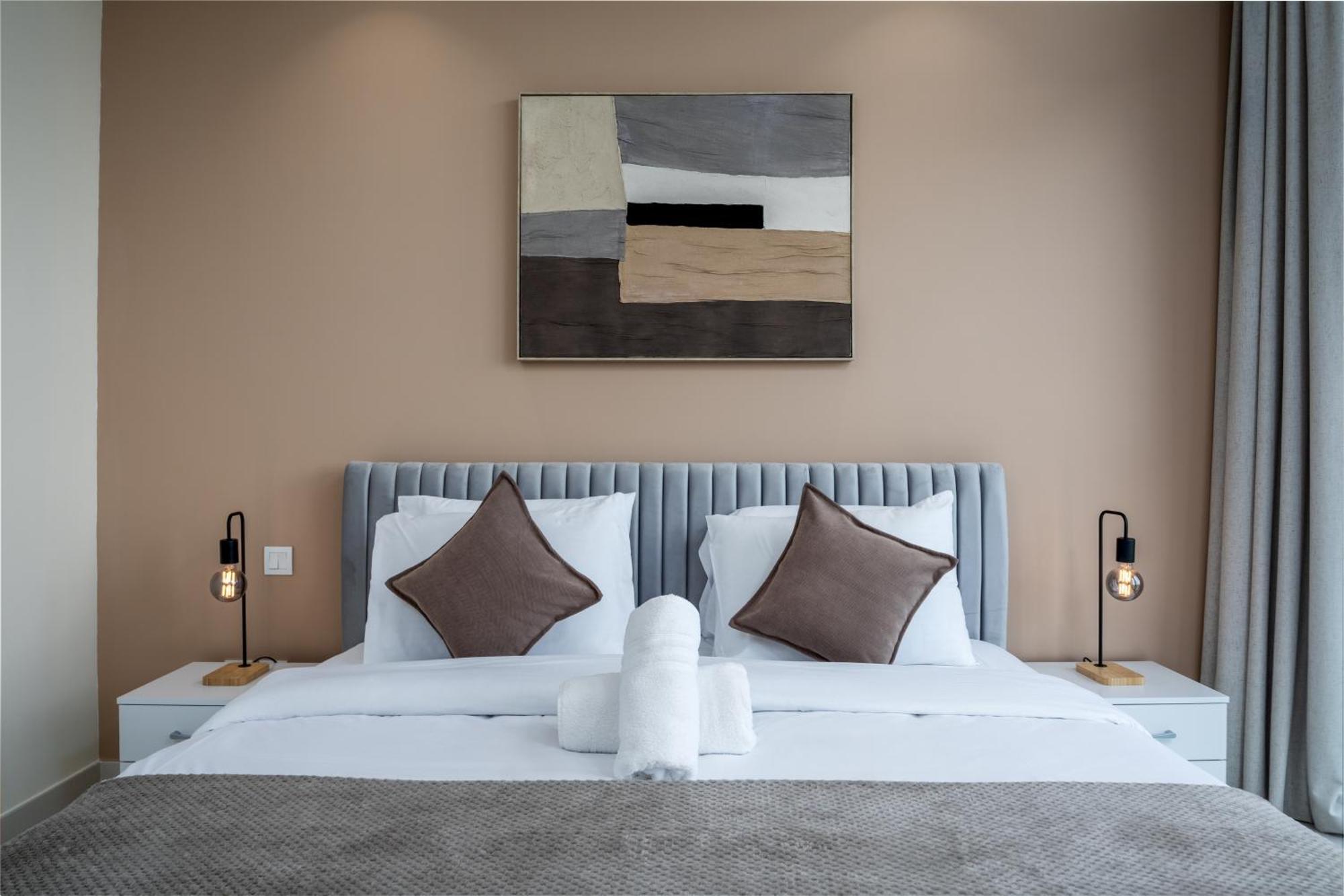 Downtown Skyline & Burj Khalifa Views Apartment