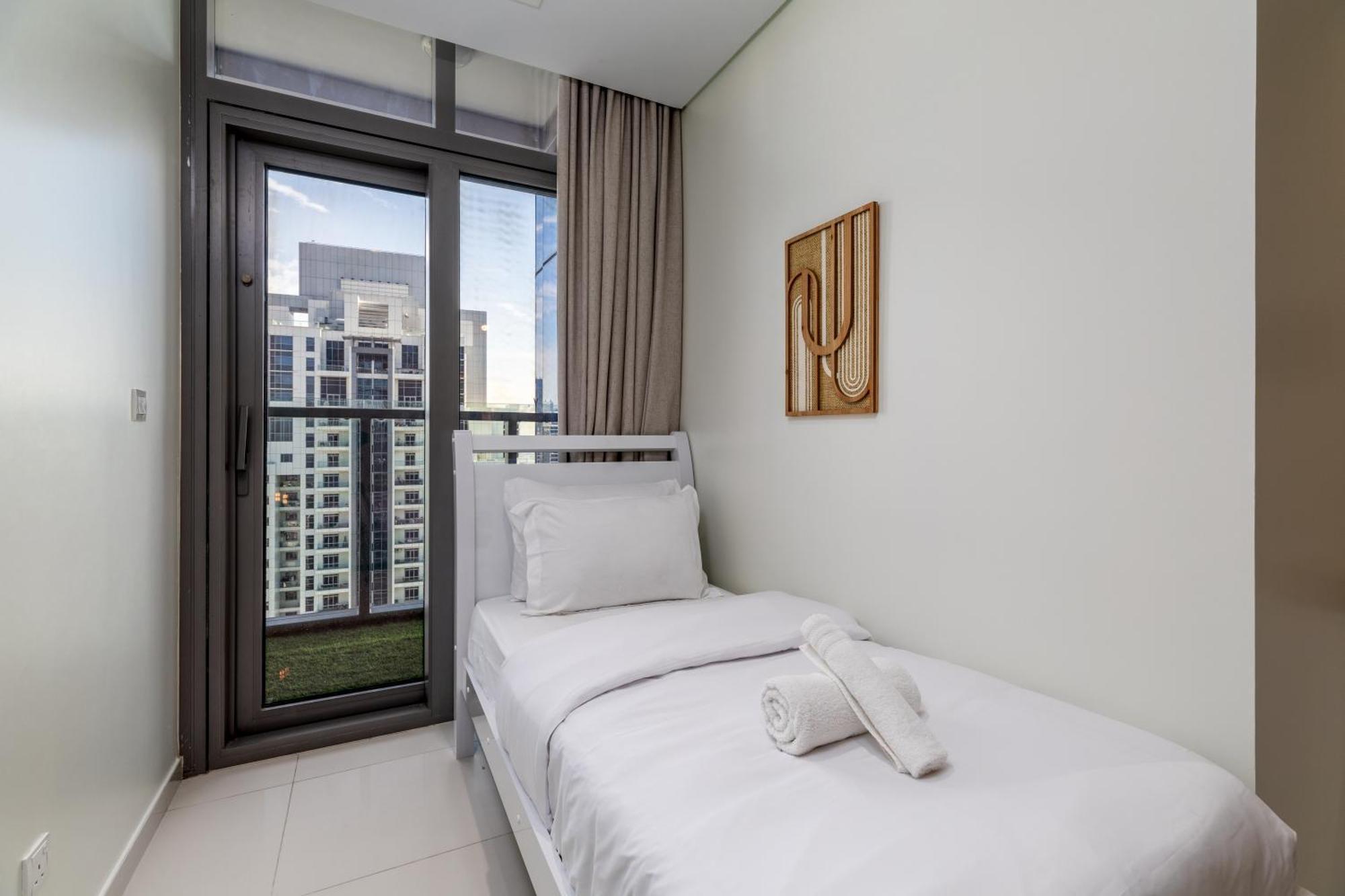 Downtown Skyline & Burj Khalifa Views Apartment