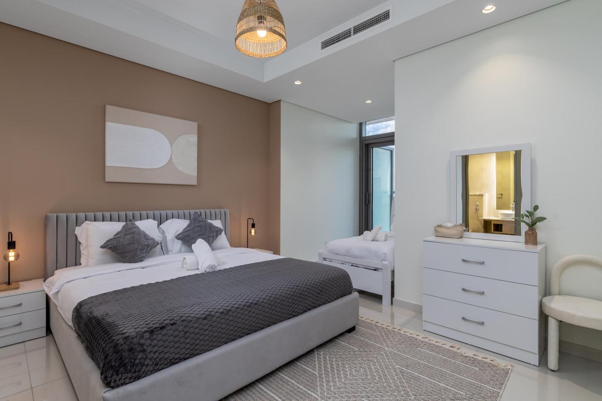 Downtown Skyline & Burj Khalifa Views Apartment
