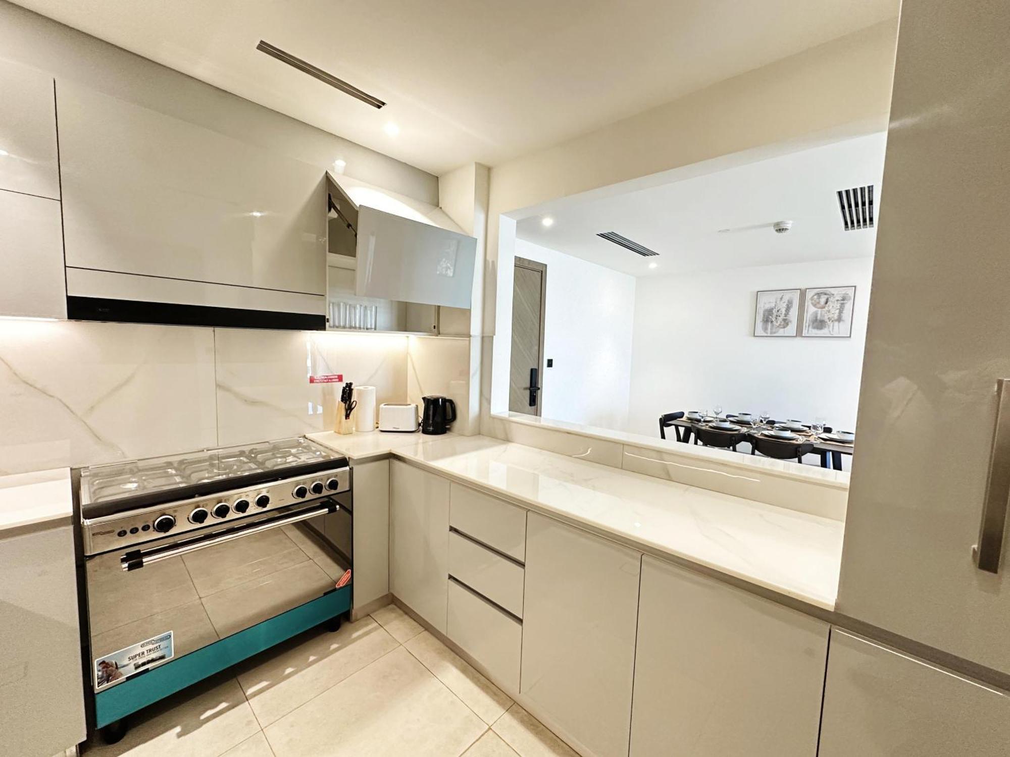 Stylish 3-bedroom With Scenic Views At Binghatti Creek Apartment *
