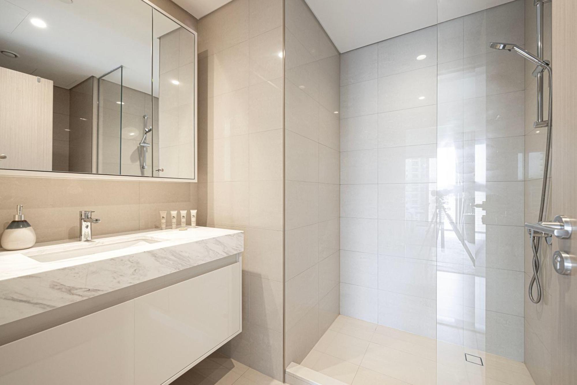 Burj Royale - Luxurious Brand New Two-bedroom In Downtown, Burj Khalifa View Pool In The Building, 5-min Walk To Mall & Fountains Apartment Dubai