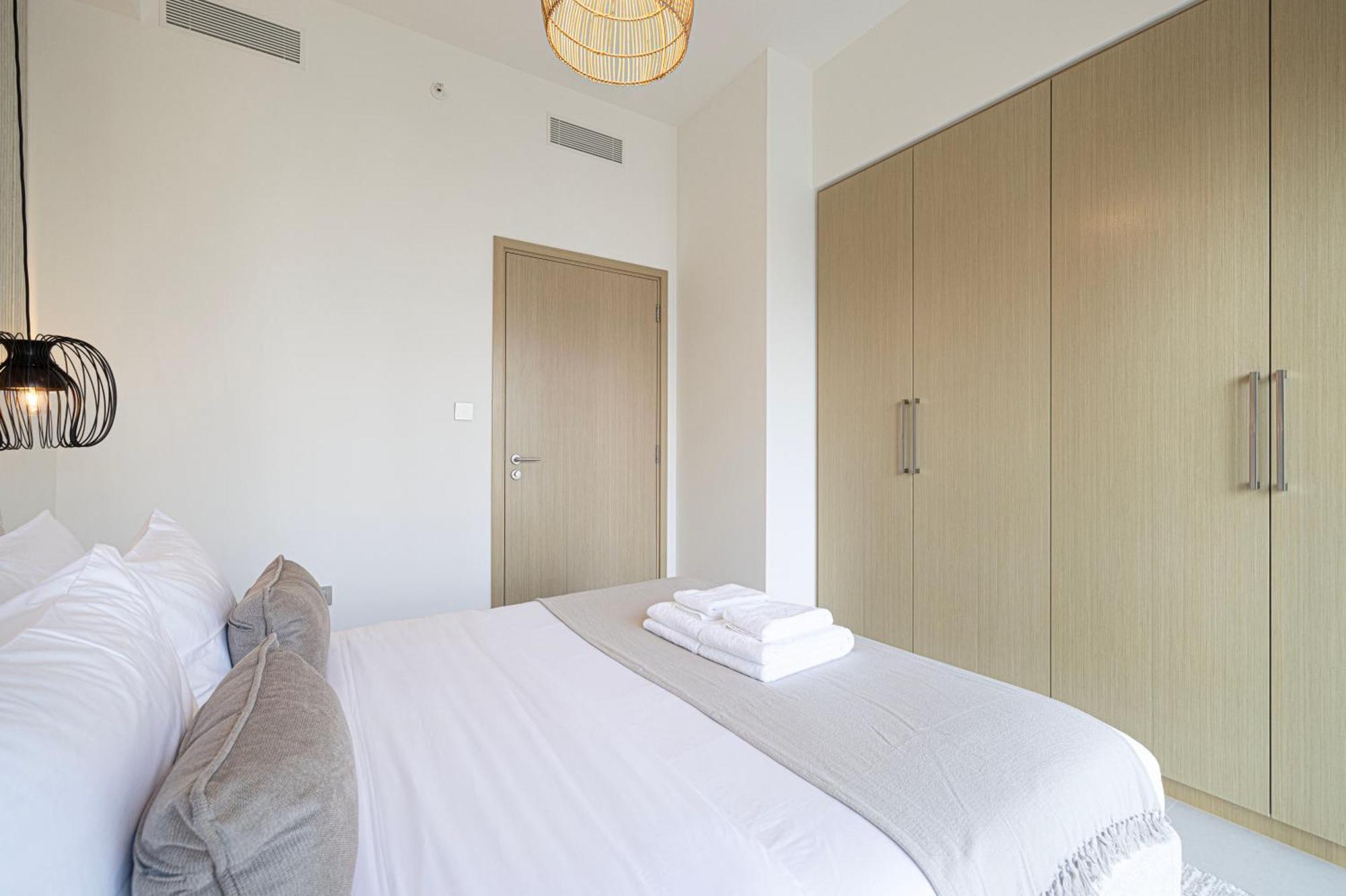Burj Royale - Luxurious Brand New Two-bedroom In Downtown, Burj Khalifa View Pool In The Building, 5-min Walk To Mall & Fountains Dubai