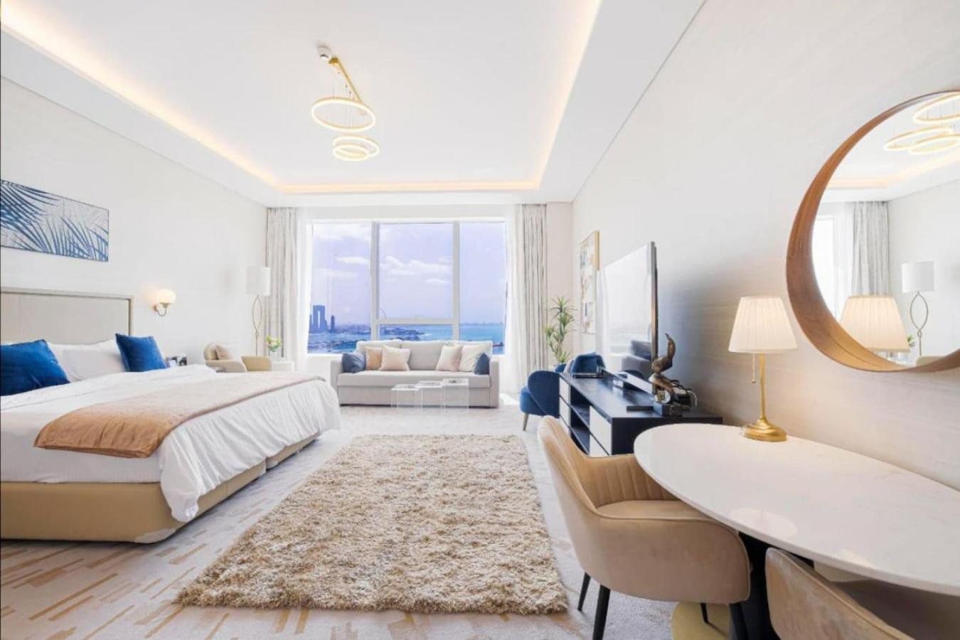 Iconic Views At The Palm Tower