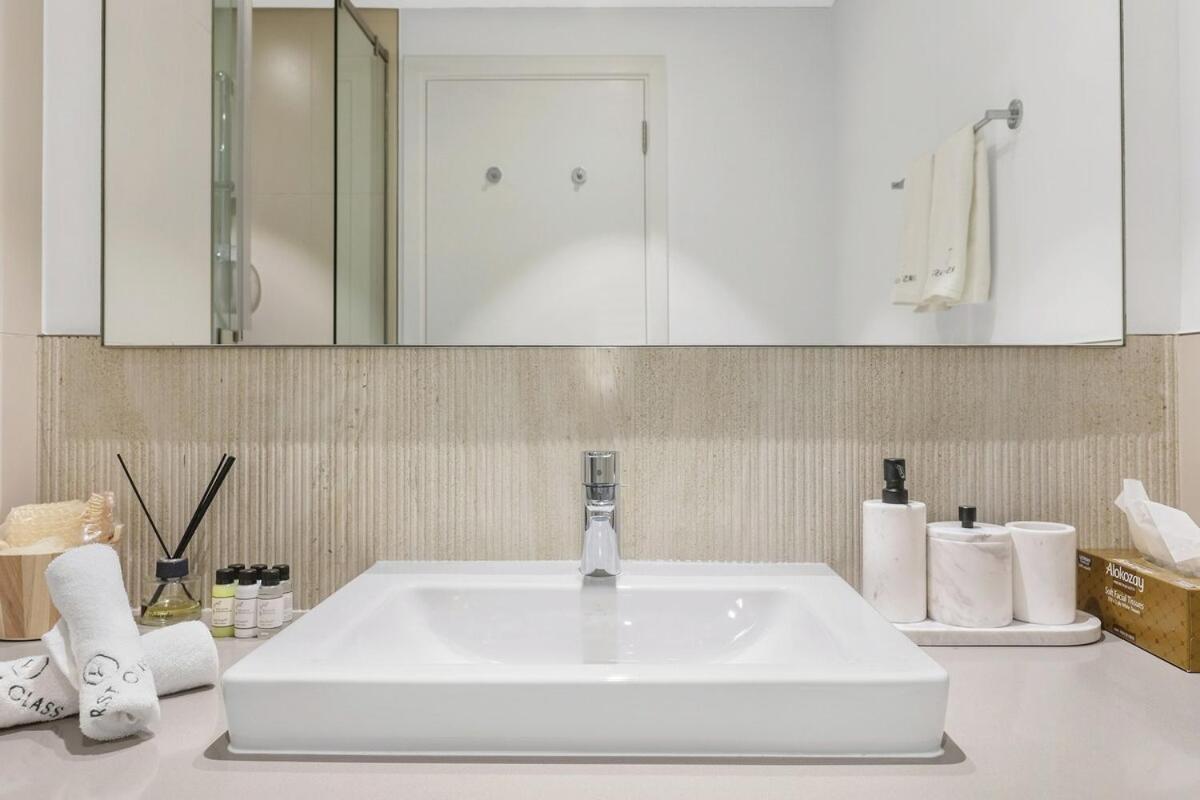 Apartment First Class 2br Panoramic Creek Views Dubai