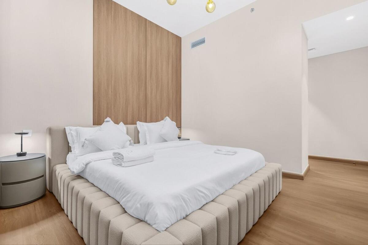 First Class 2br Panoramic Creek Views Apartment Dubai