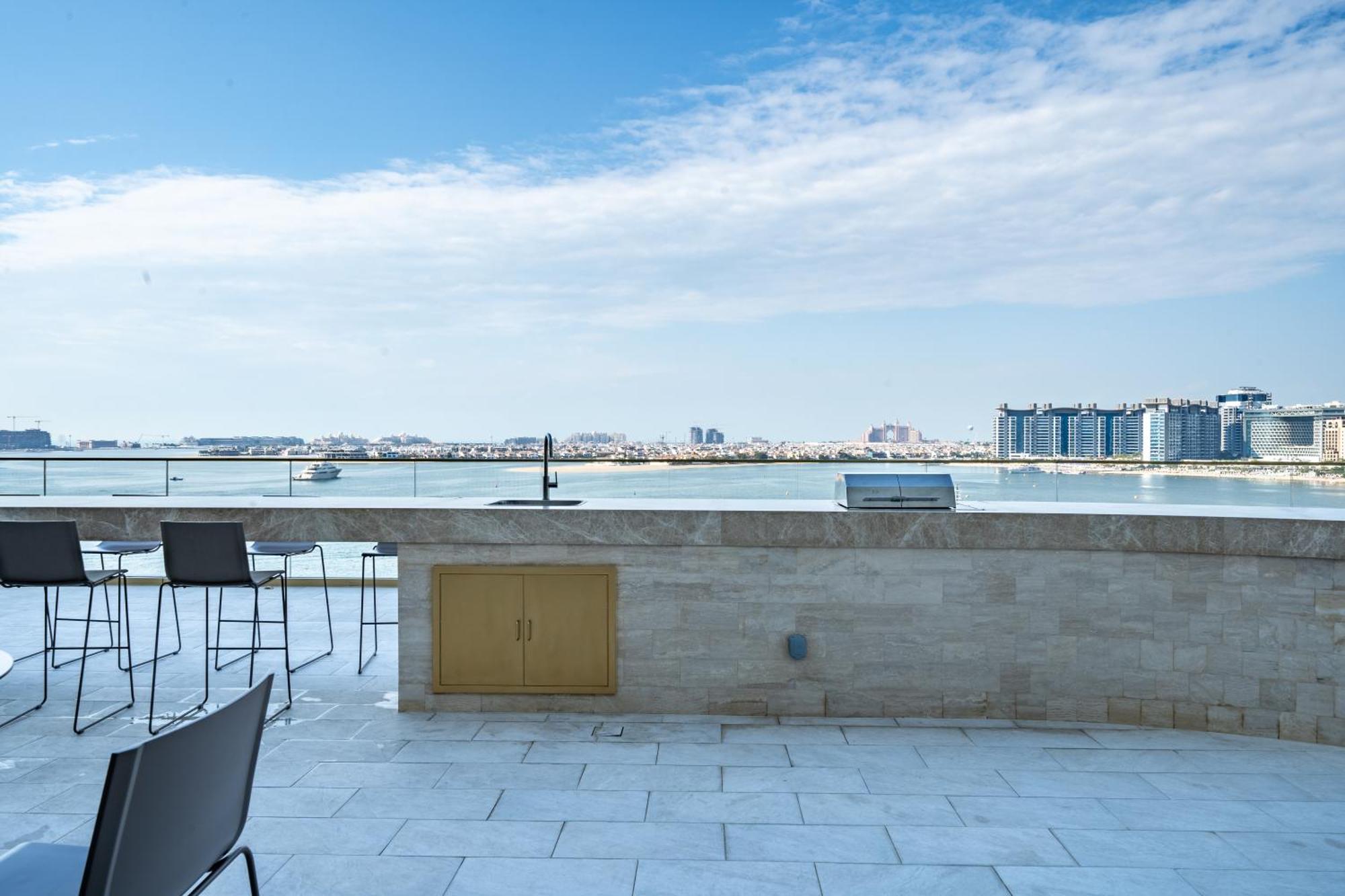 Homes & Beyond I Pristine 2br With Waterfront View Apartment *