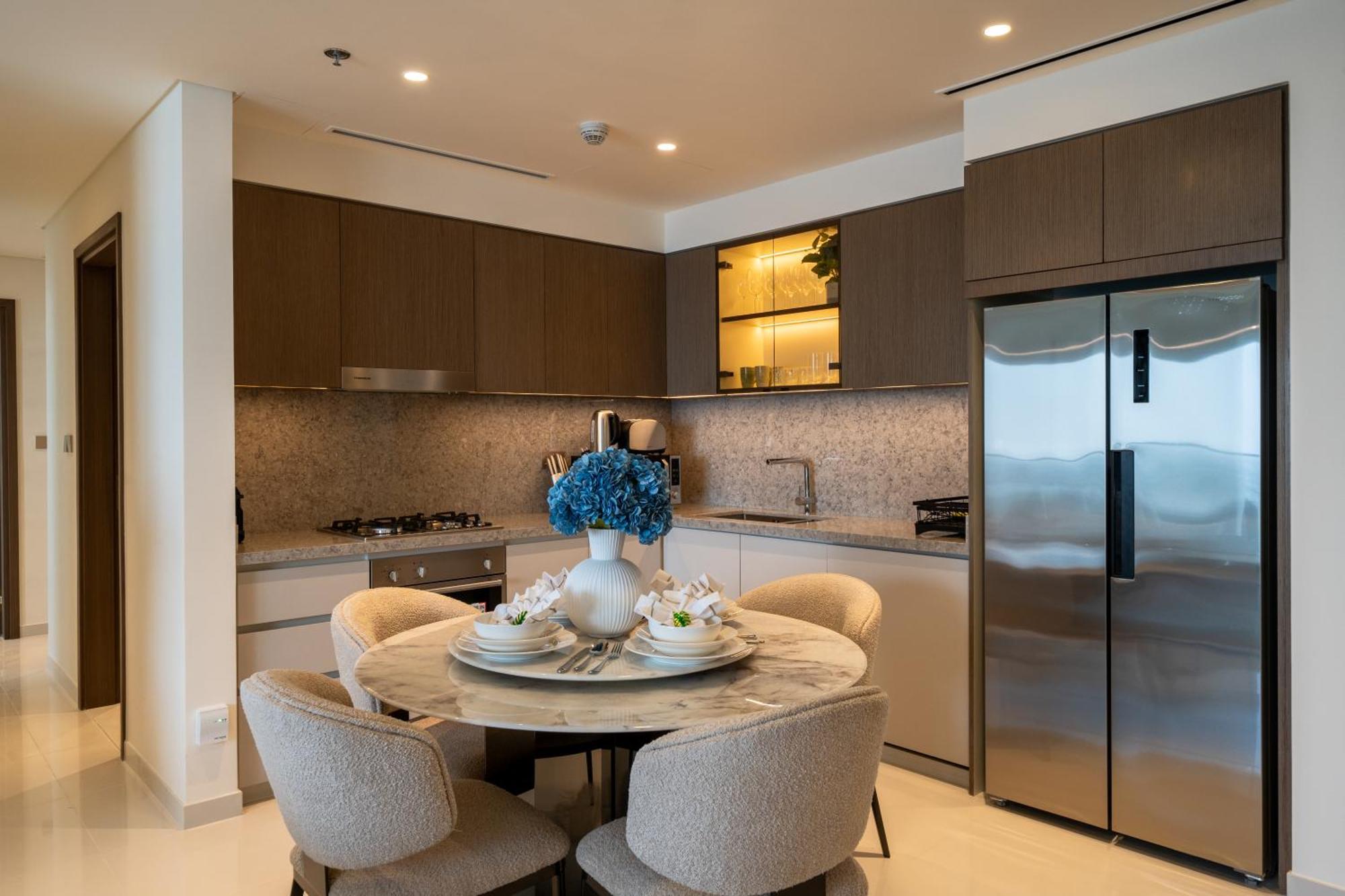Homes & Beyond I Pristine 2br With Waterfront View Dubai