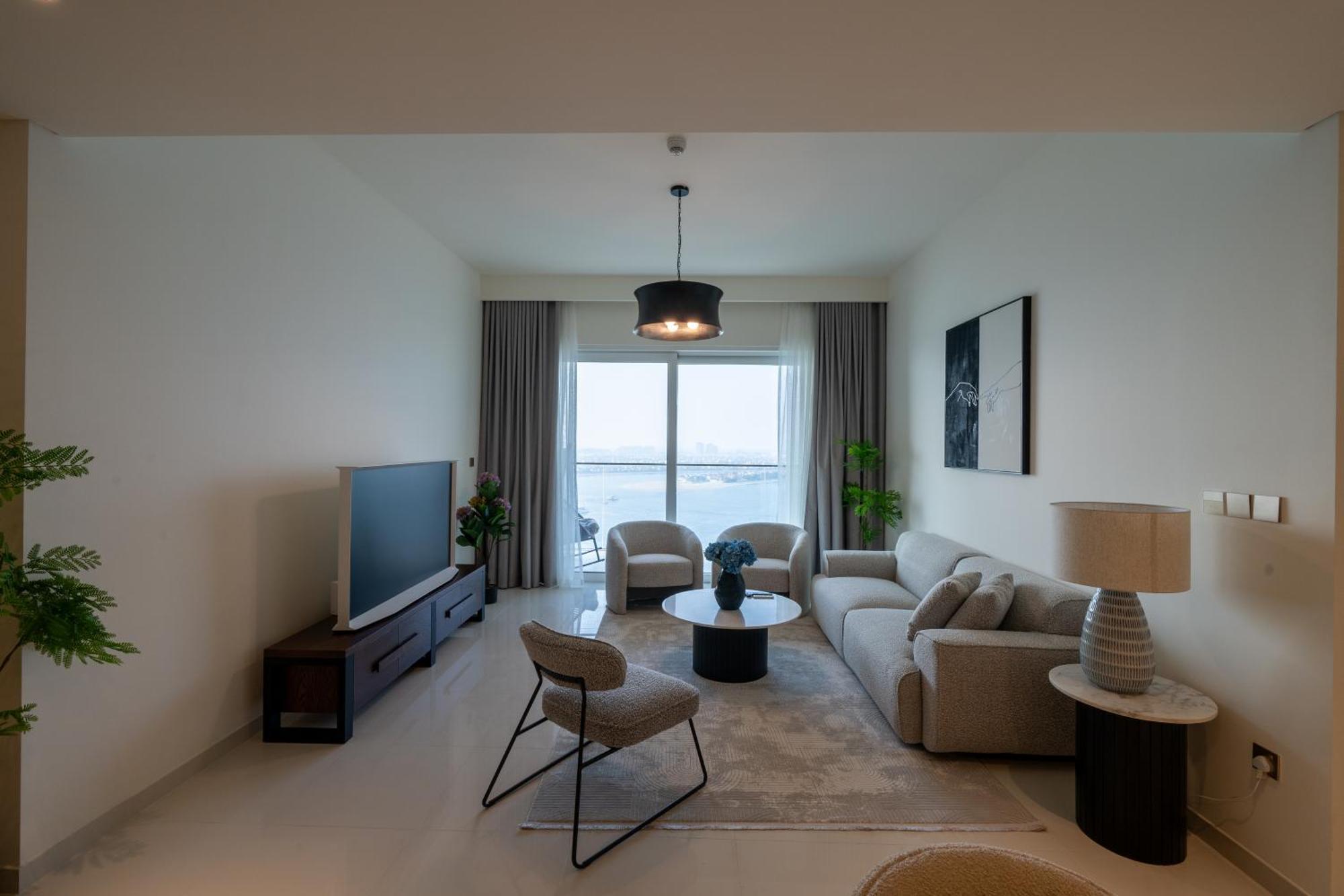Homes & Beyond I Pristine 2br With Waterfront View *