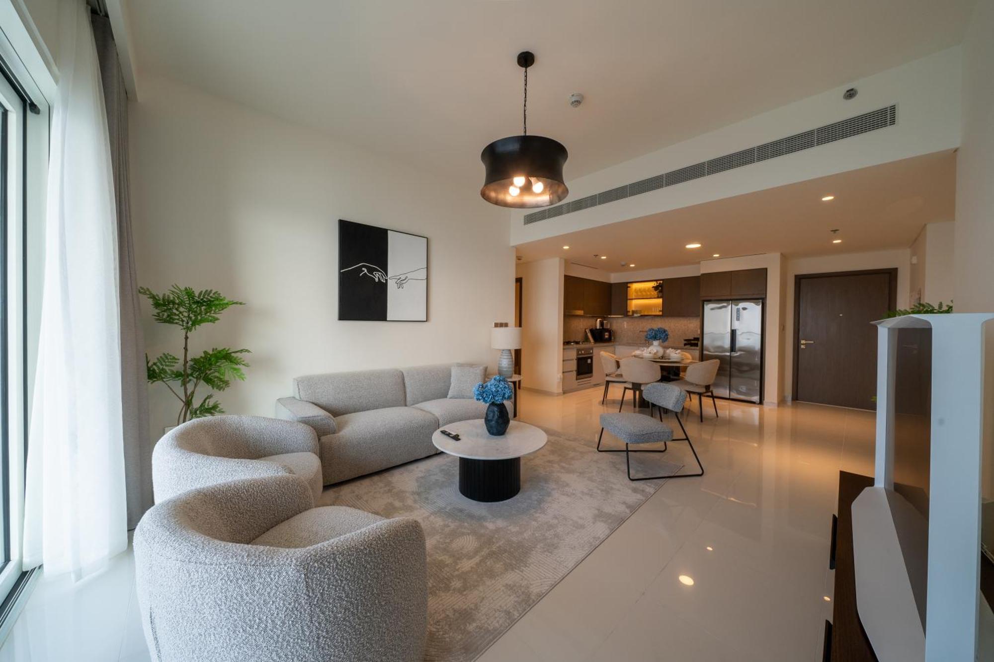 Homes & Beyond I Pristine 2br With Waterfront View Dubai