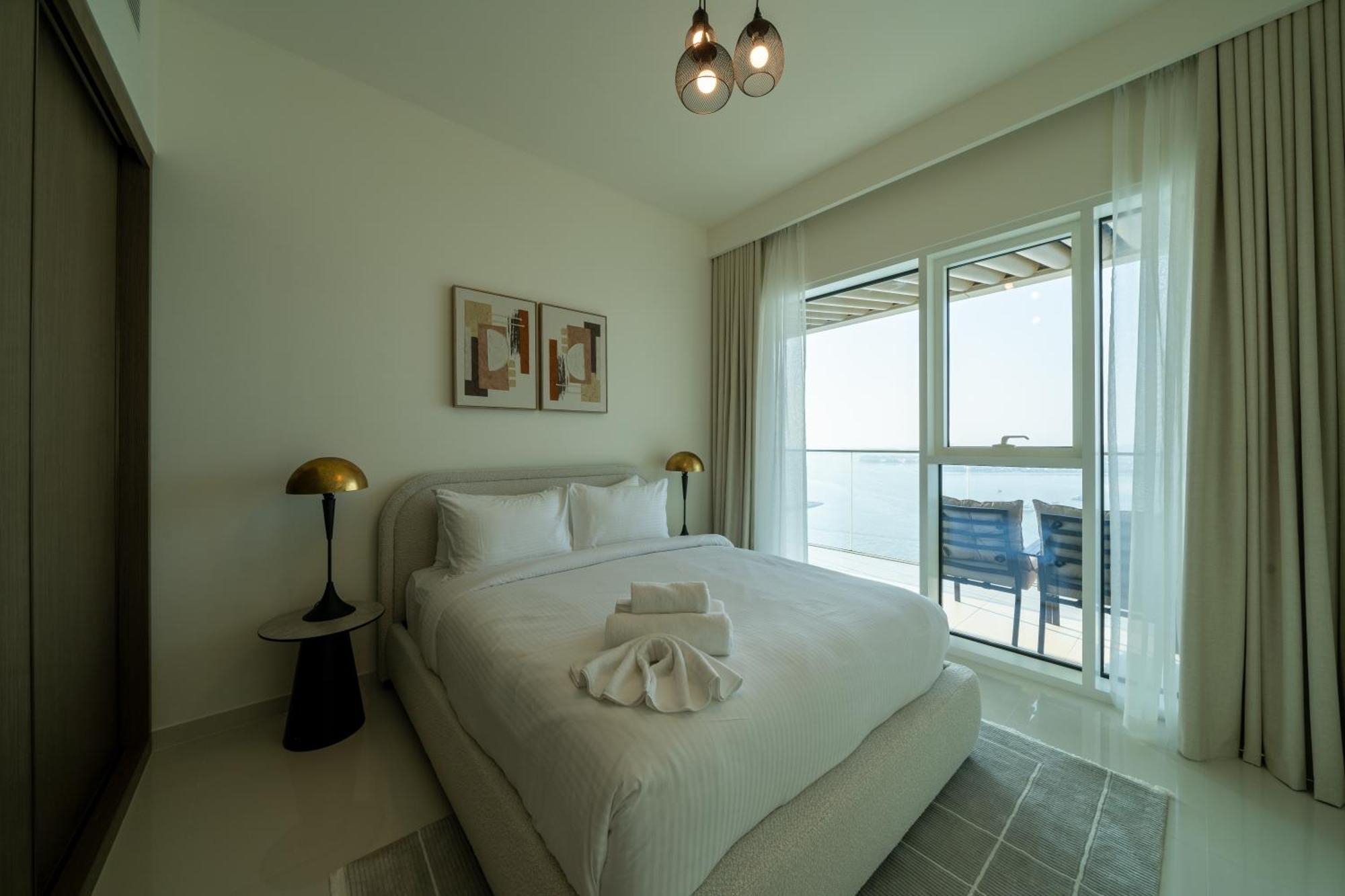 Homes & Beyond I Pristine 2br With Waterfront View