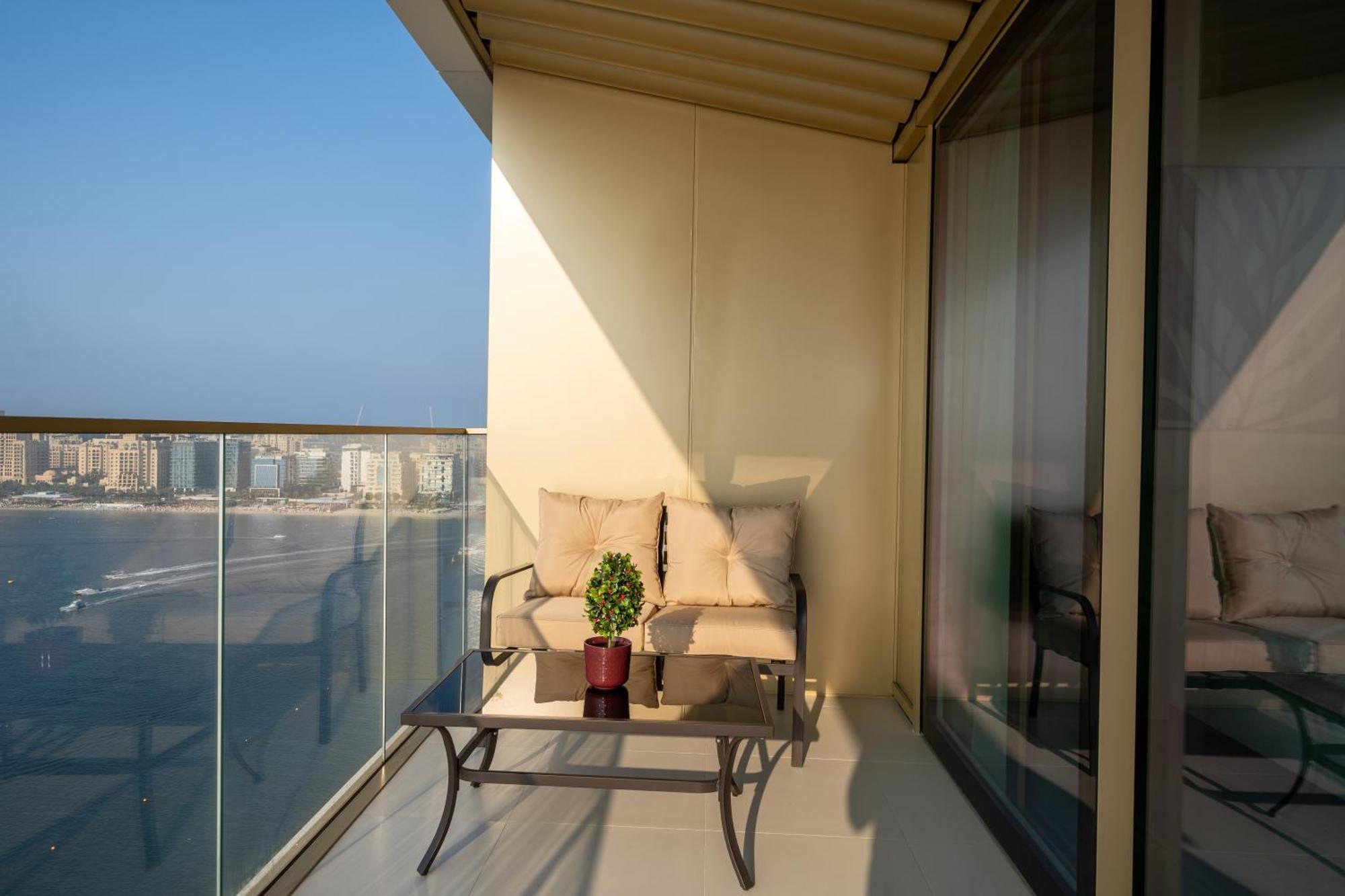 Homes & Beyond I Pristine 2br With Waterfront View Apartment *