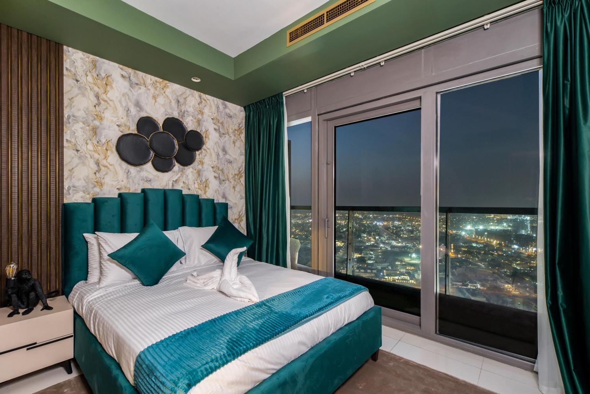 Sky Pool Gem With Iconic Burj Khalifa Views 3br In Paramount Midtown Apartment