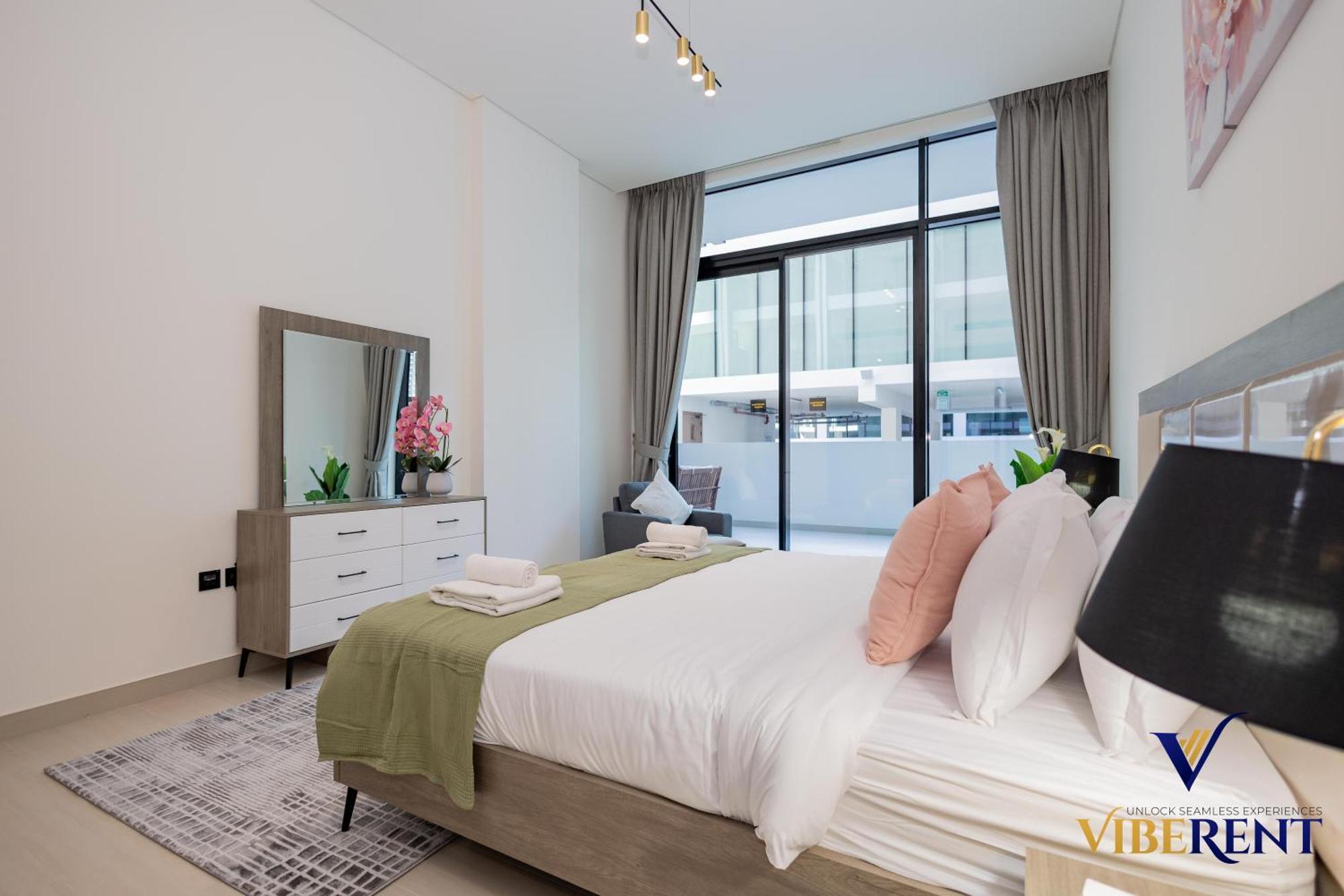 1-br Binghatti Rooftop Pool, Gym Dubai