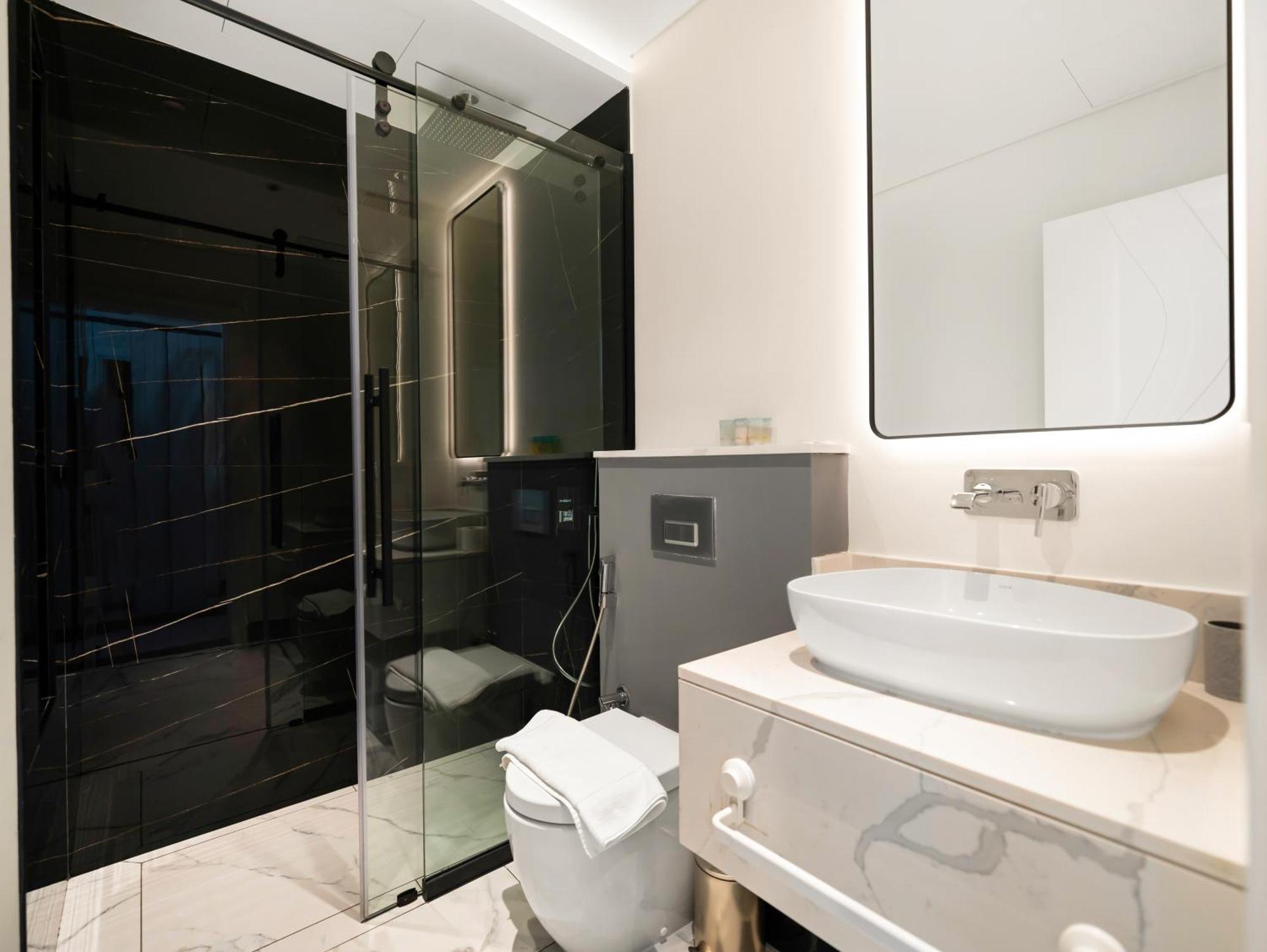 Luxury Marasi Drive, 1bdr With Private Jacuzzi Apartment *