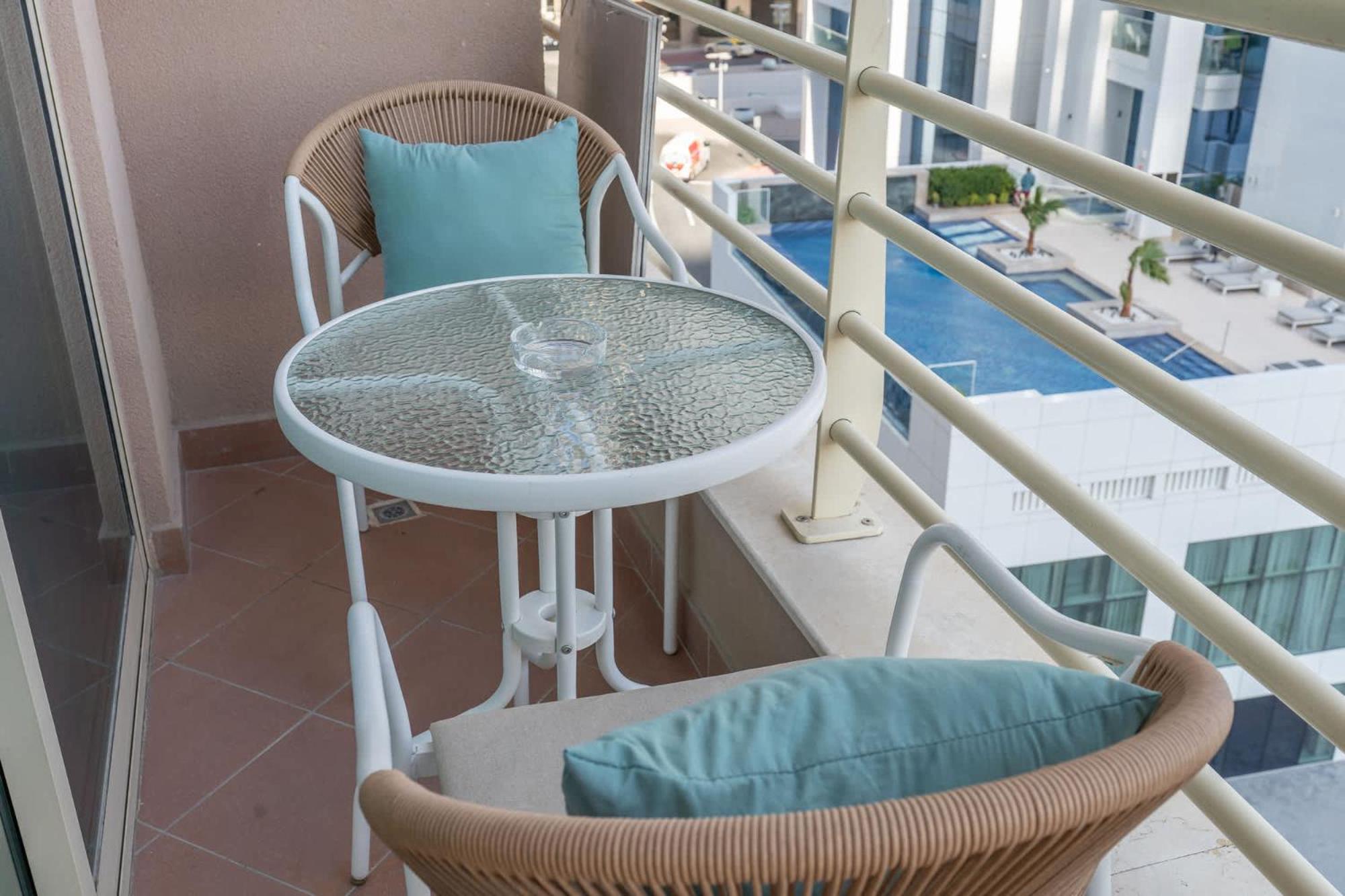 1 Bedroom With A View And Sleeps 4 Apartment *