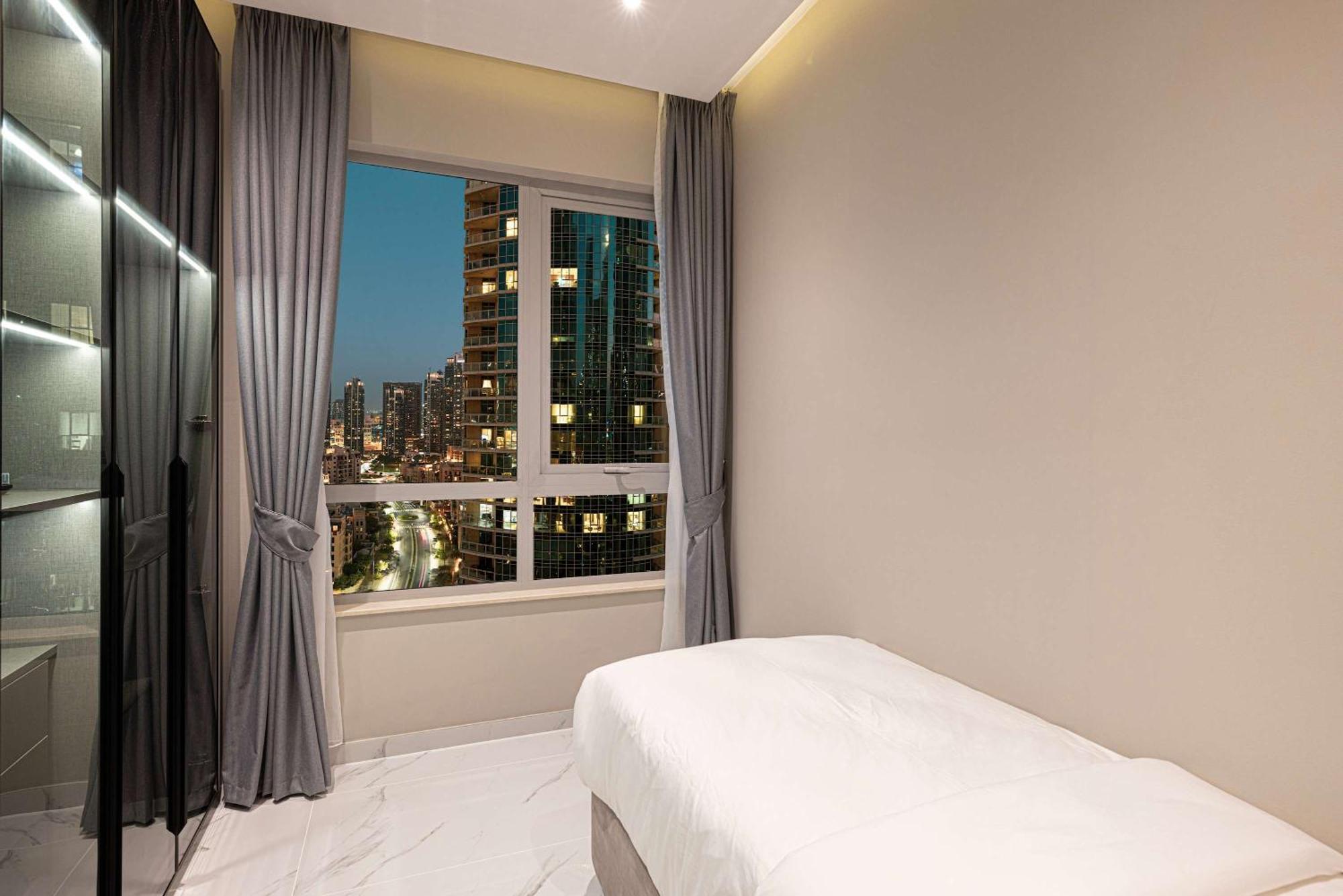 Downtown Sanctuary Iconic Burj Views & Luxury Living Apartment *
